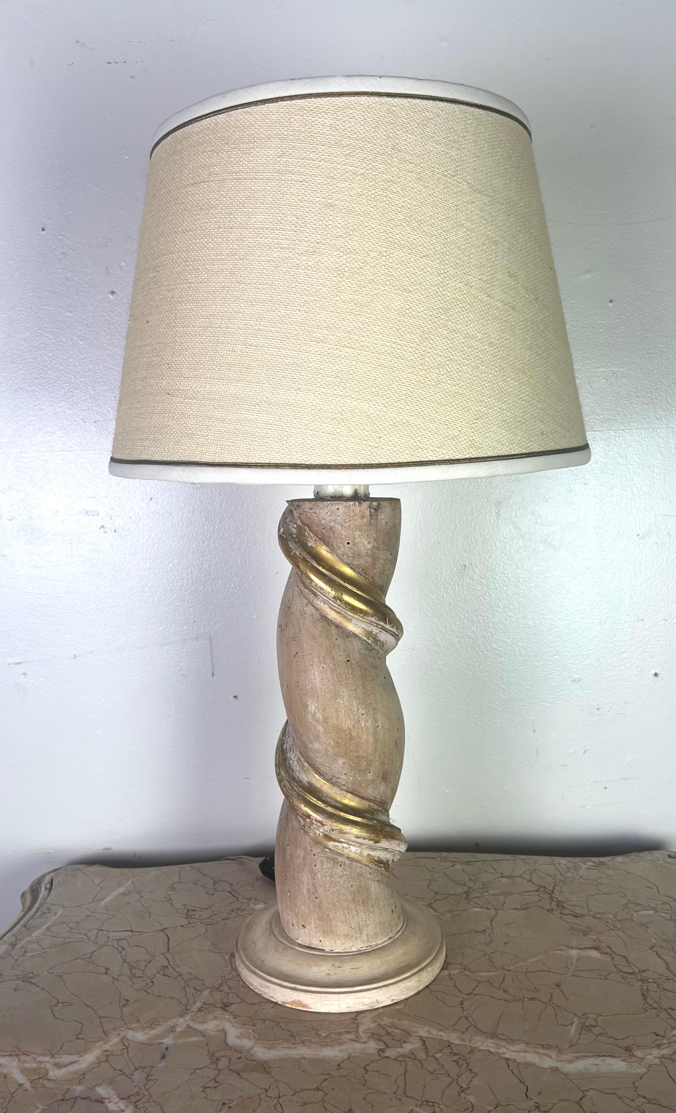 Paar italienische gedrehte Säulenlampen.  Die Lampen sind aus den Überresten einer architektonischen Holzsäule aus dem 19. Jahrhundert gefertigt und mit einer weiß getünchten Oberfläche und Blattgoldakzenten versehen.  Die Säulen stehen auf neueren