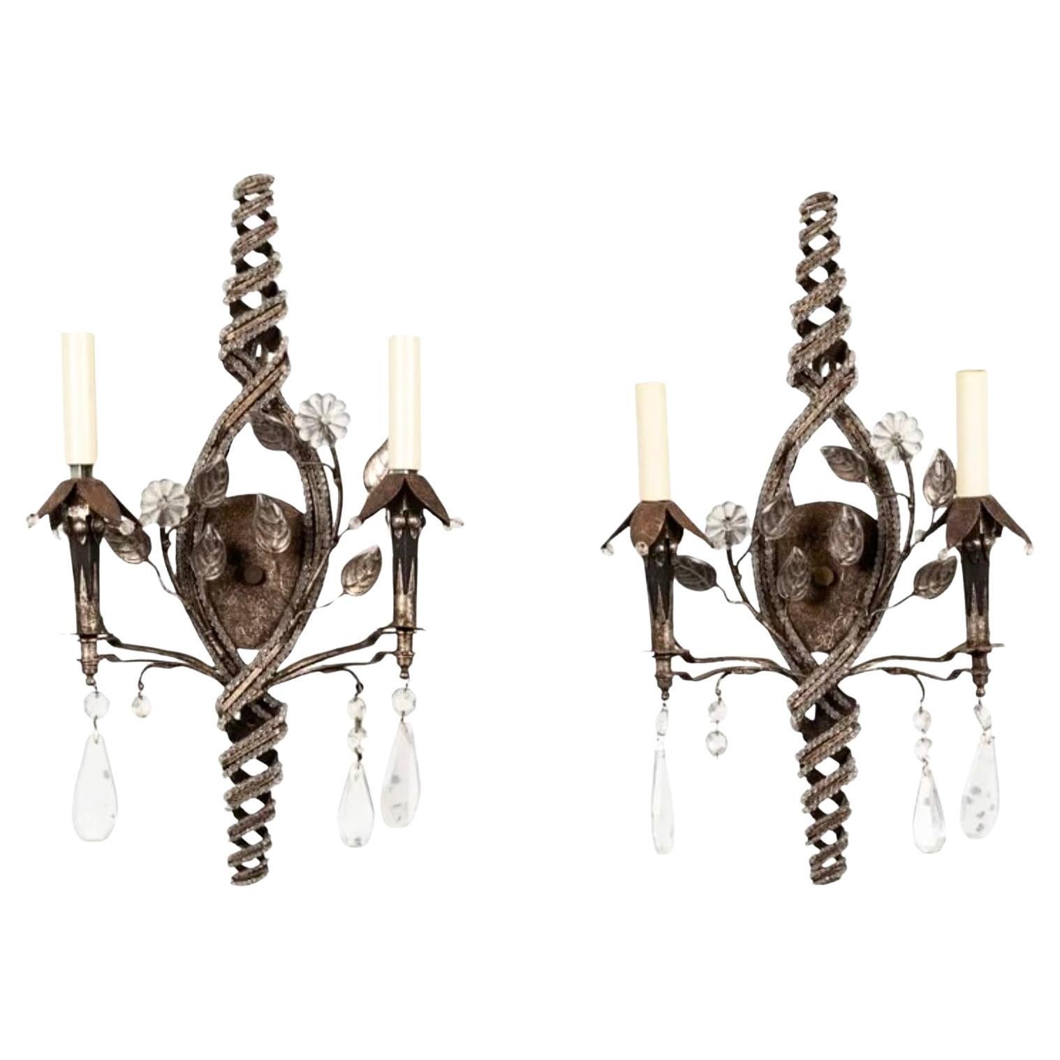 Vintage Paire d'appliques italiennes en verre taillé et perlé de style Maison Baguès. Les appliques sont dotées de lampes argentées à deux bras. Chaque applique arbore un design en double hélice torsadée avec des fleurs en cristal et des feuilles en