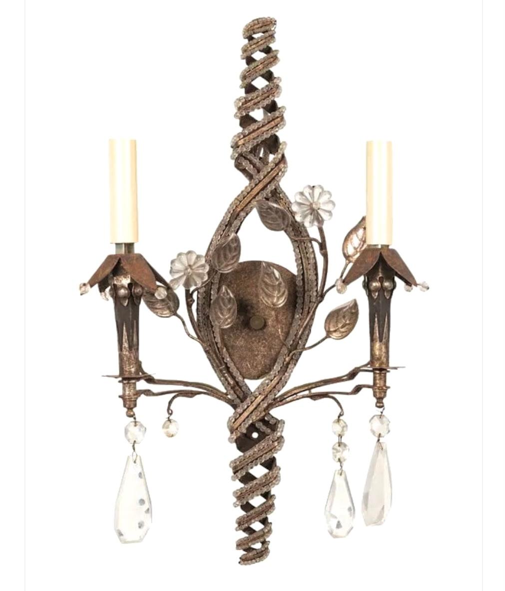 Belle Époque Paire d'appliques italiennes à deux lumières perlées et argentées en verre taillé en vente