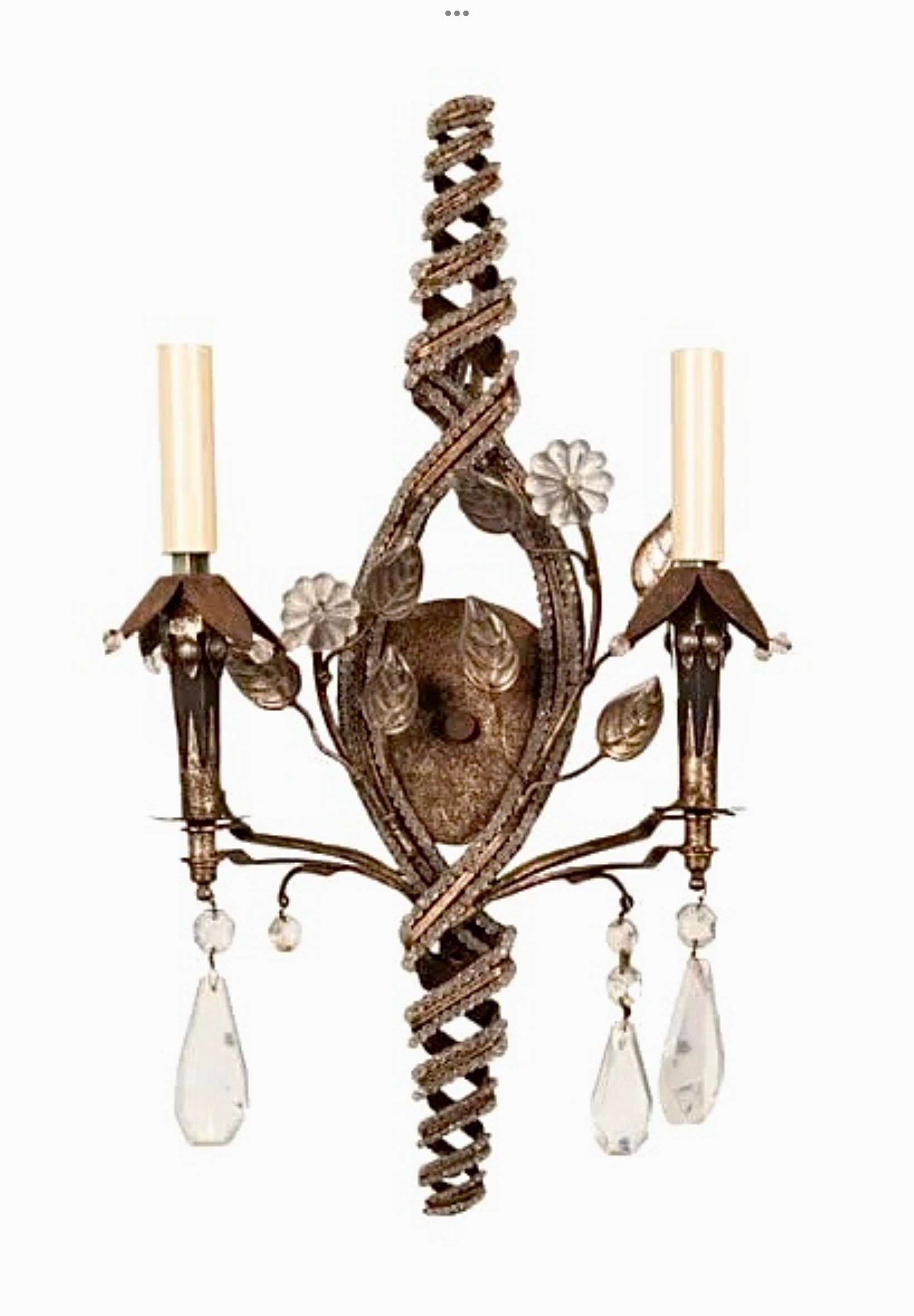 20ième siècle Paire d'appliques italiennes à deux lumières perlées et argentées en verre taillé en vente