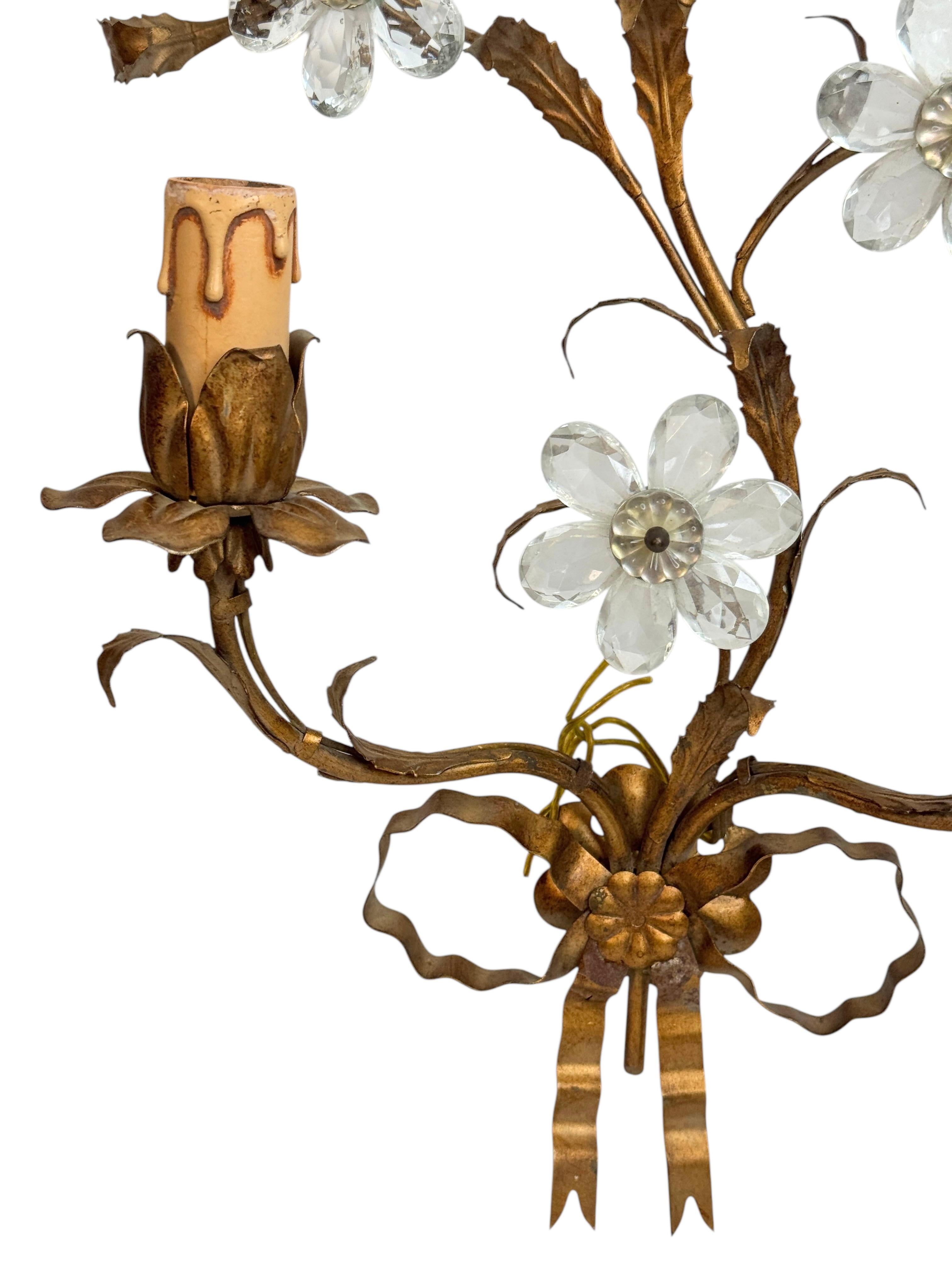 Coppia di applique a due luci dorate e con fiori di cristallo Banci Firence anni '50 in vendita 2