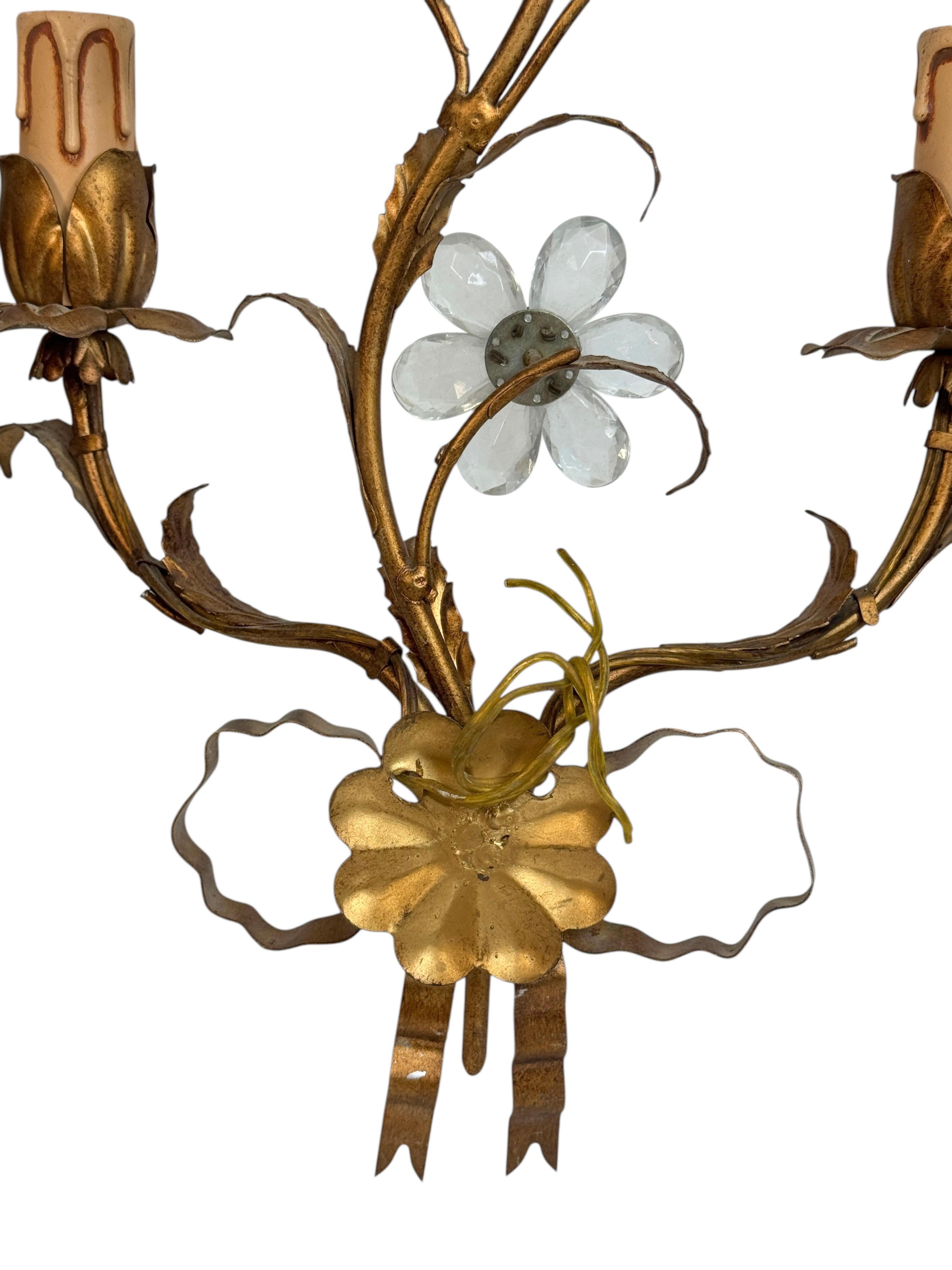 Coppia di applique a due luci dorate e con fiori di cristallo Banci Firence anni '50 in vendita 3