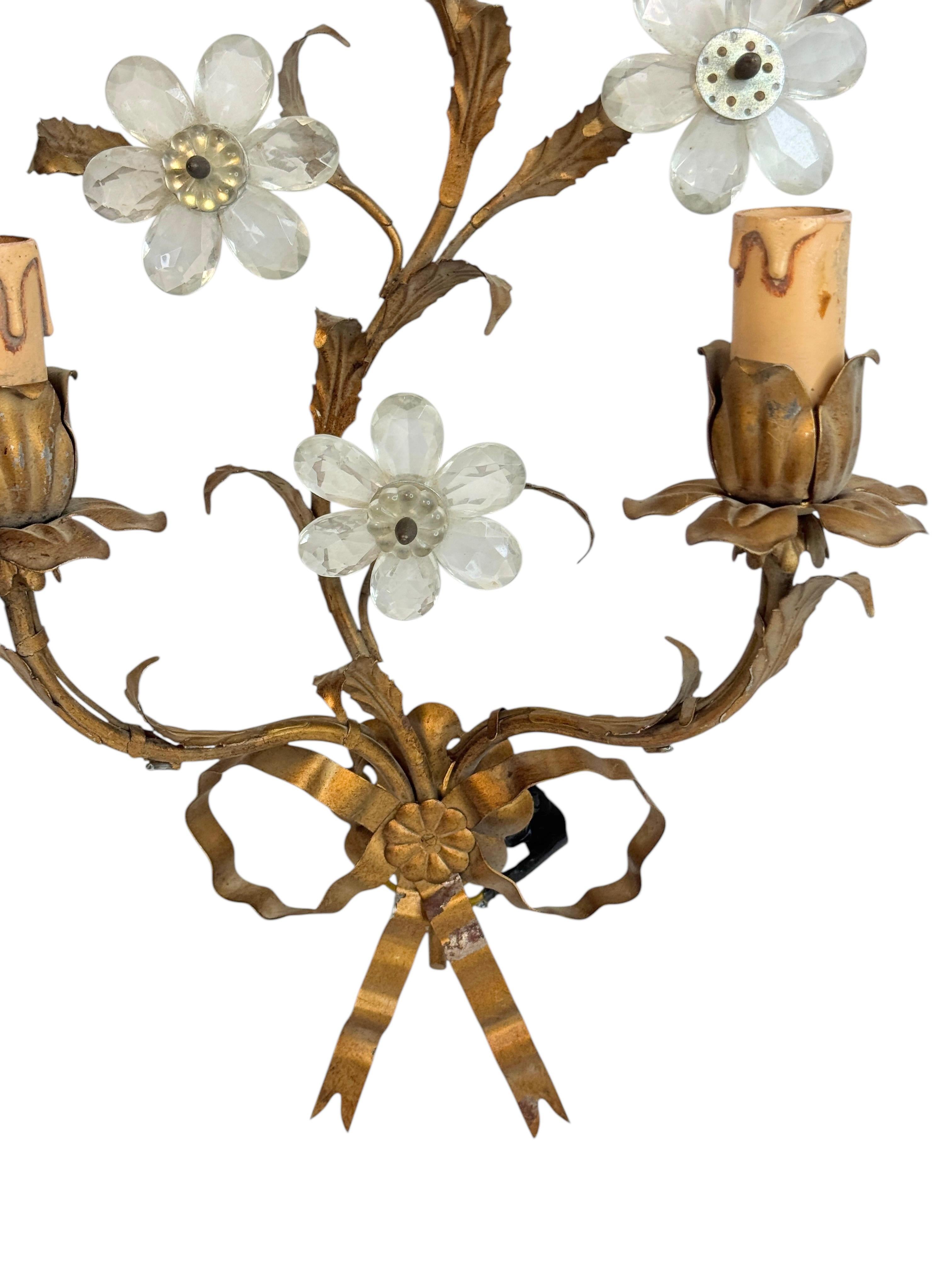 Coppia di applique a due luci dorate e con fiori di cristallo Banci Firence anni '50 in vendita 4