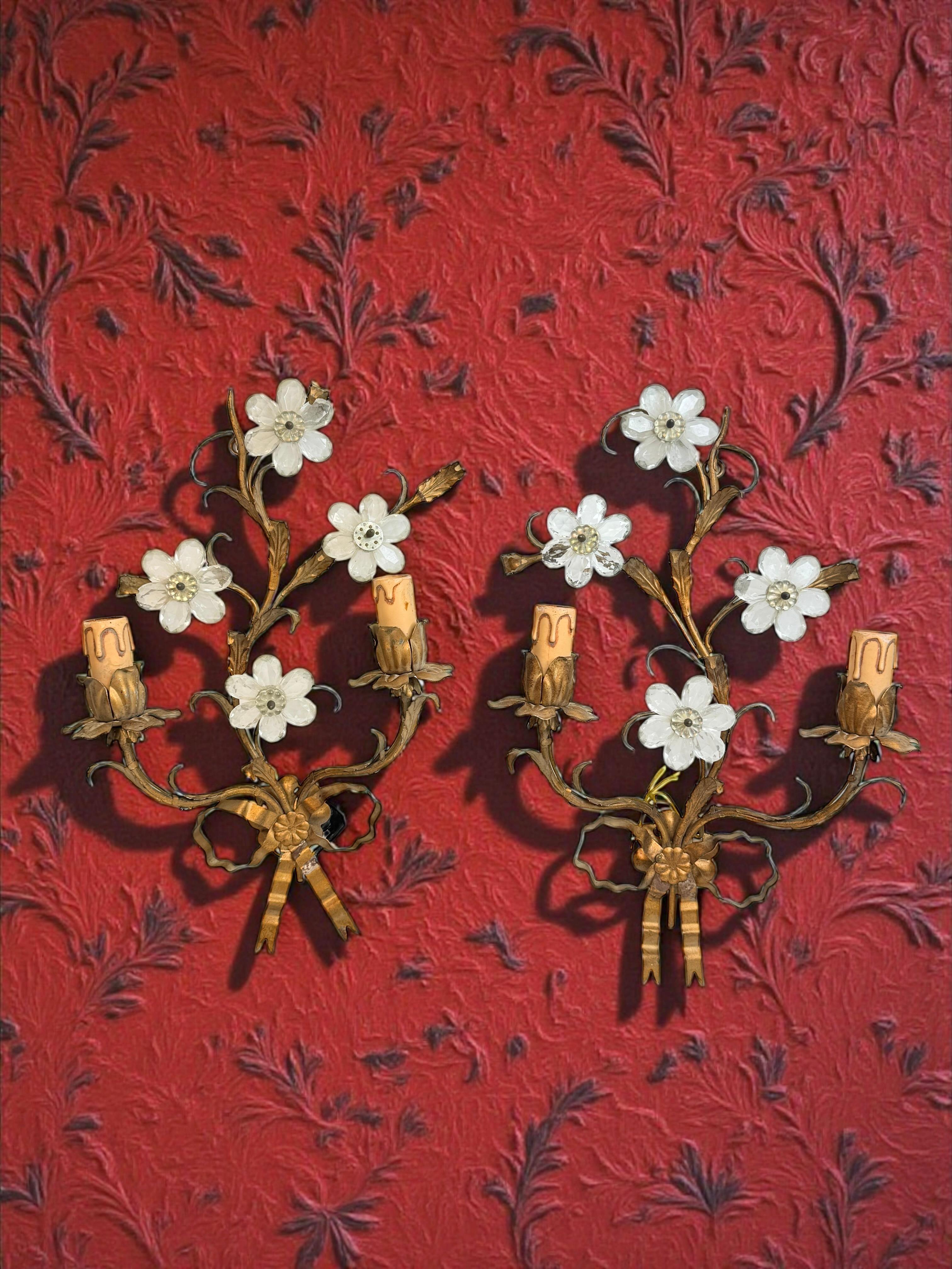 Coppia di applique a due luci dorate e con fiori di cristallo Banci Firence anni '50 in vendita 5