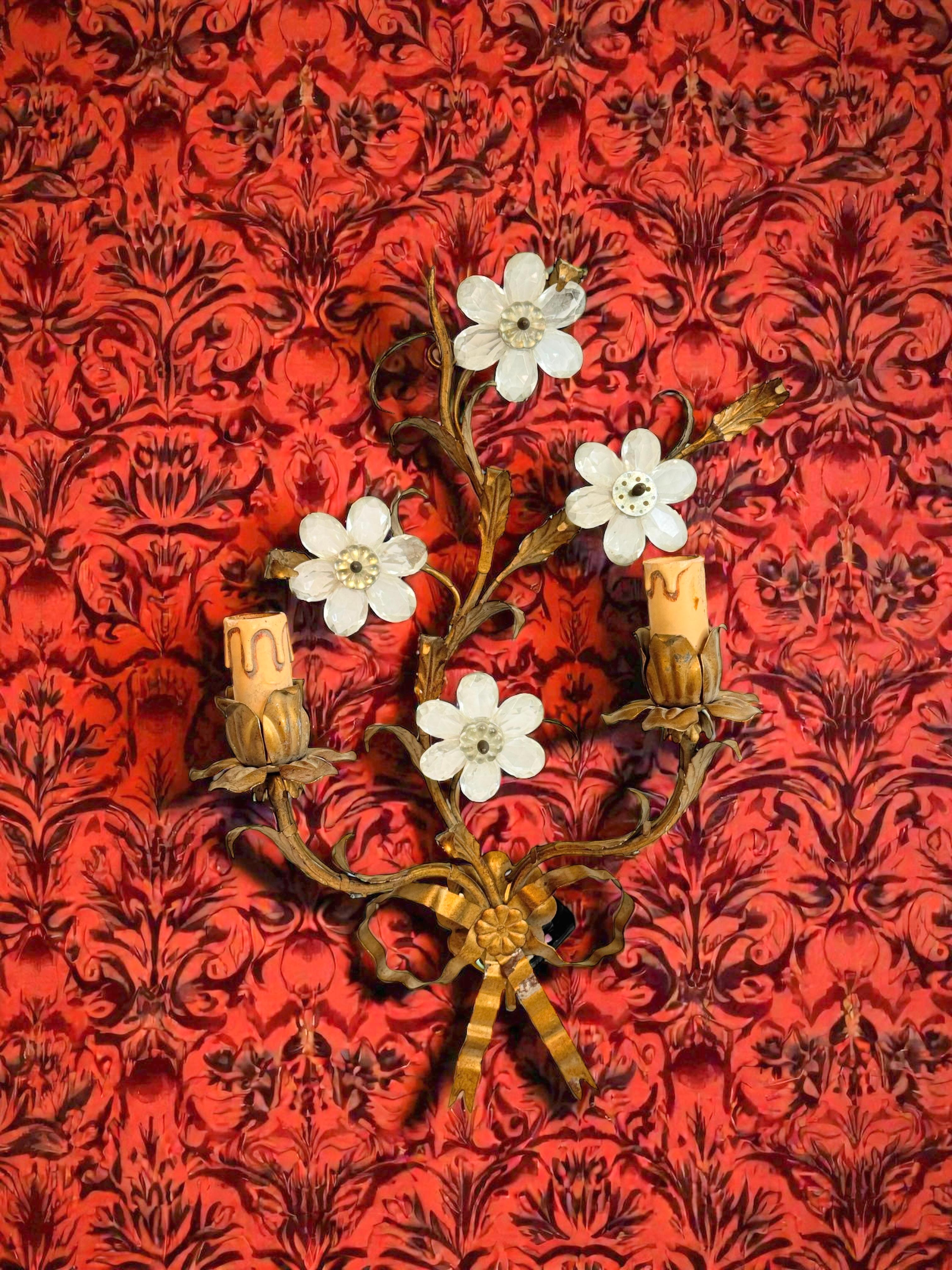 Coppia di applique a due luci dorate e con fiori di cristallo Banci Firence anni '50 in vendita 6