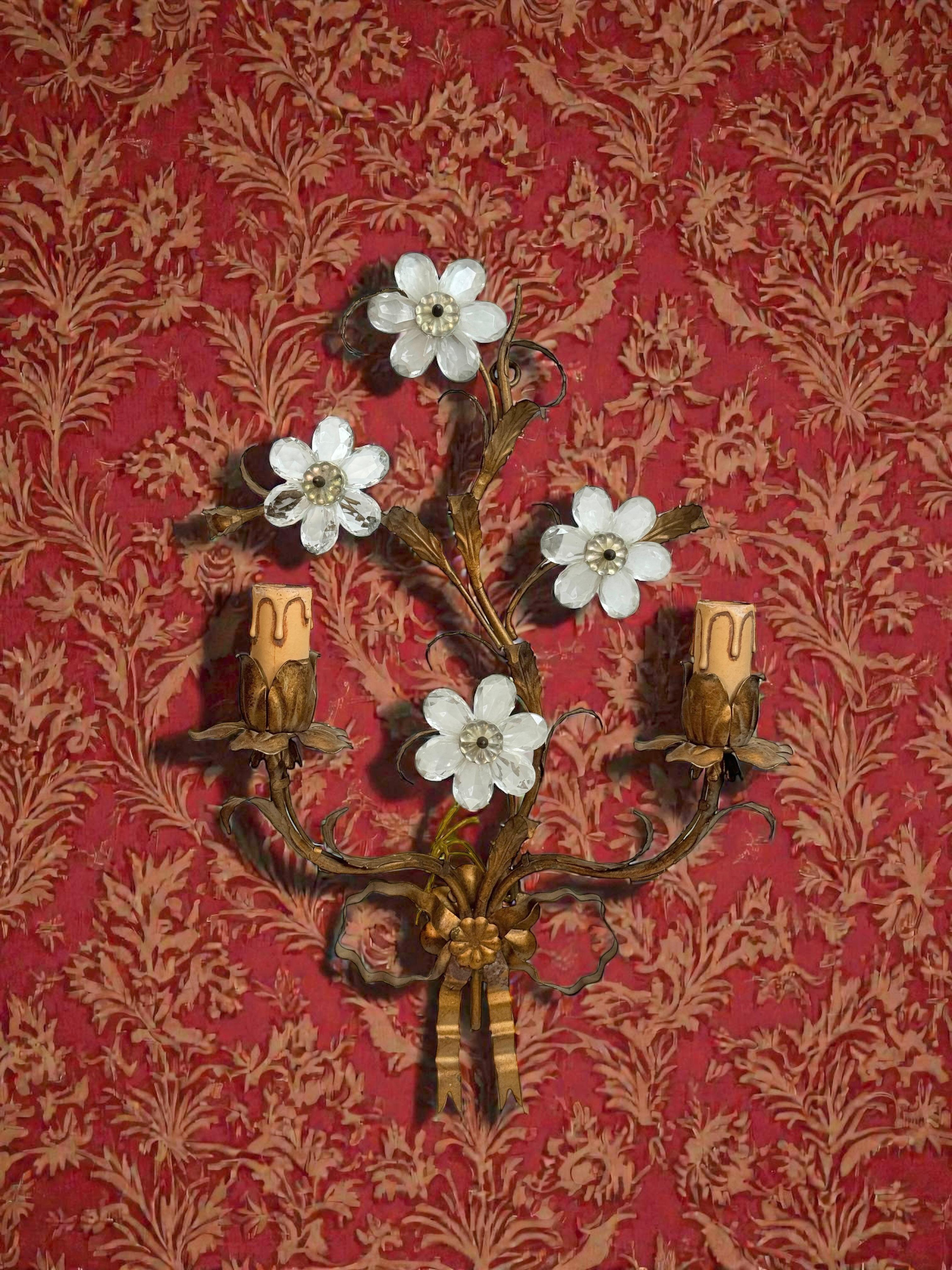 Coppia di applique a due luci dorate e con fiori di cristallo Banci Firence anni '50 in vendita 7