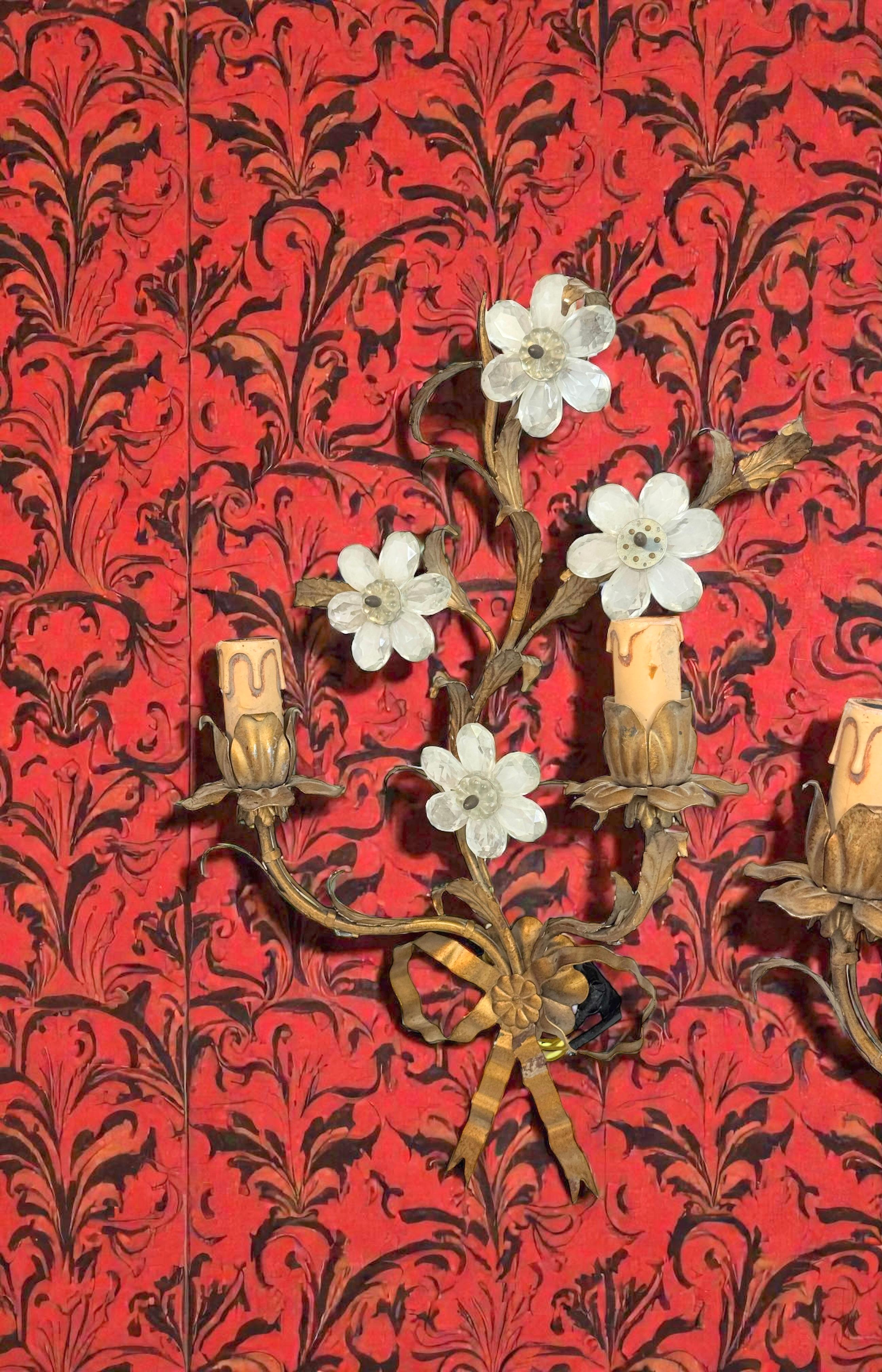 Coppia di applique a due luci dorate e con fiori di cristallo Banci Firence anni '50 in vendita 9