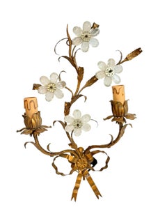 Paire d'appliques italiennes à deux lumières, dorées et ornées de fleurs en cristal, Banci, années 1950