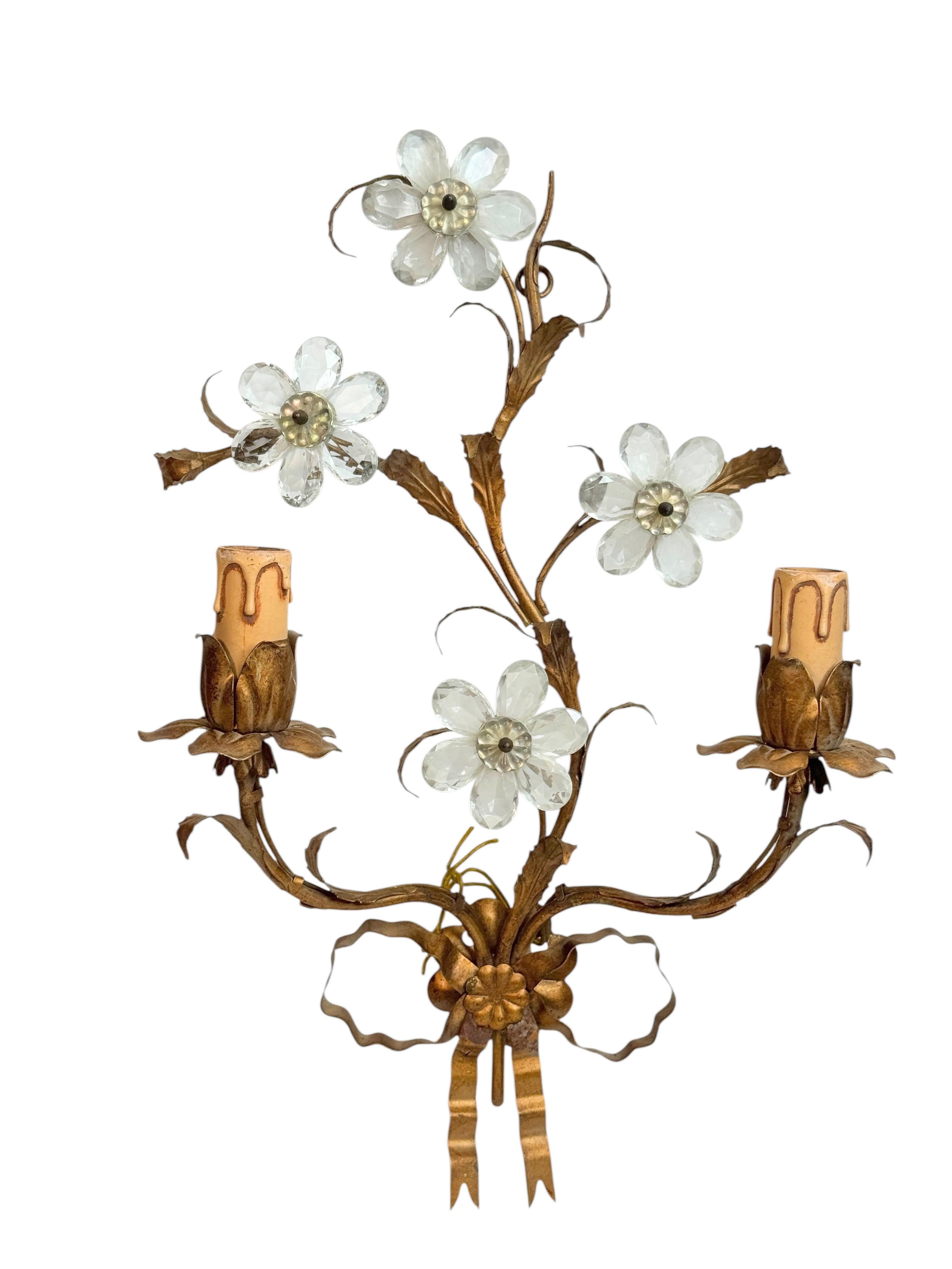 Hollywood Regency Coppia di applique a due luci dorate e con fiori di cristallo Banci Firence anni '50 in vendita