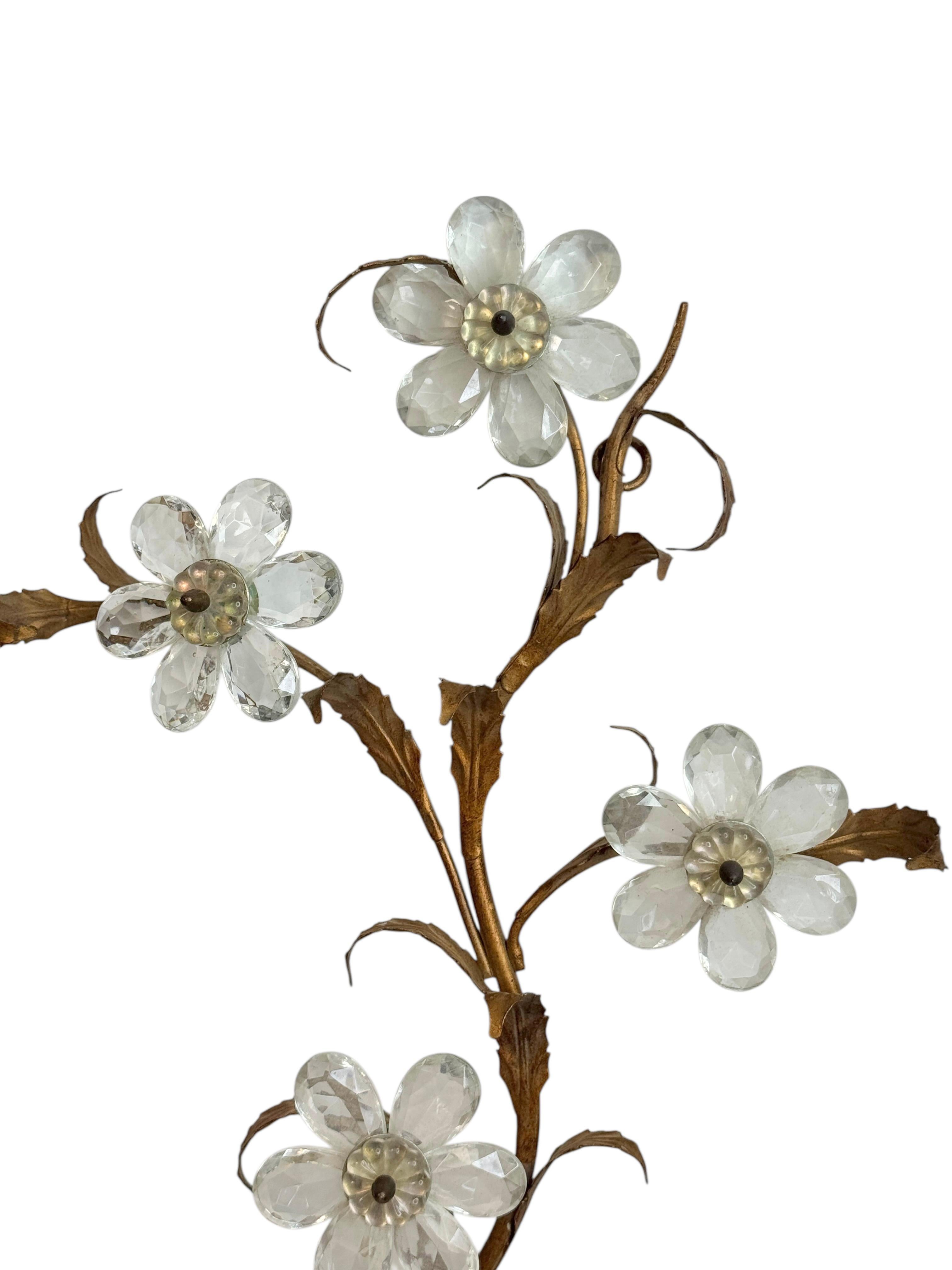 Italiano Coppia di applique a due luci dorate e con fiori di cristallo Banci Firence anni '50 in vendita