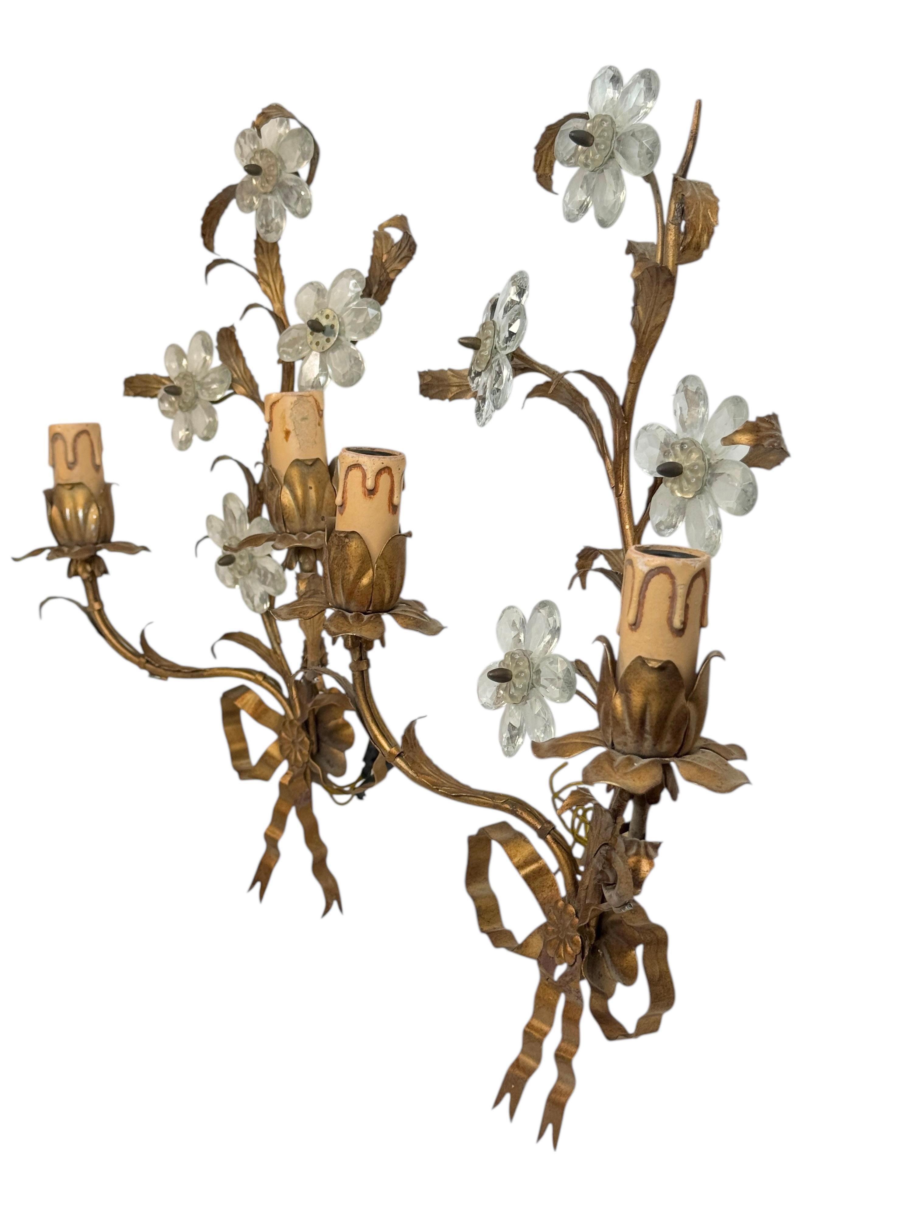 Dorato Coppia di applique a due luci dorate e con fiori di cristallo Banci Firence anni '50 in vendita