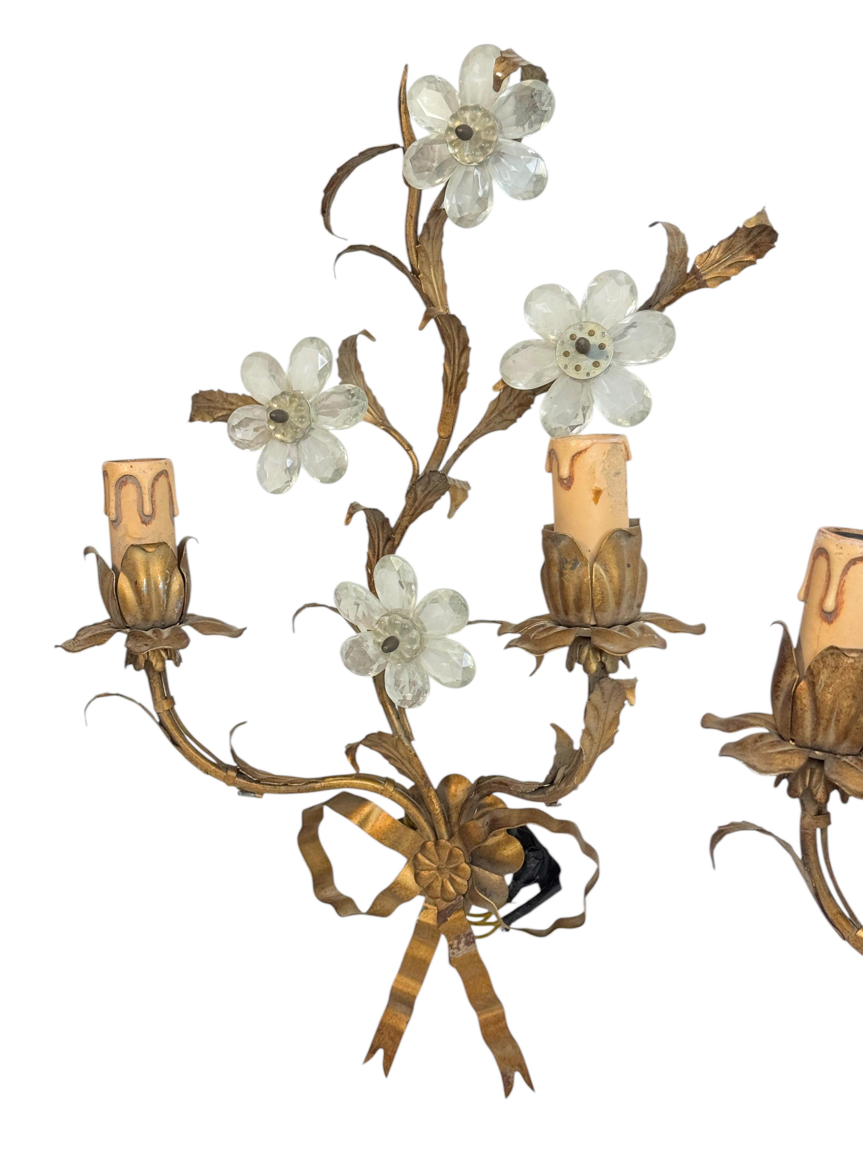 Coppia di applique a due luci dorate e con fiori di cristallo Banci Firence anni '50 In condizioni buone in vendita a Nuernberg, DE