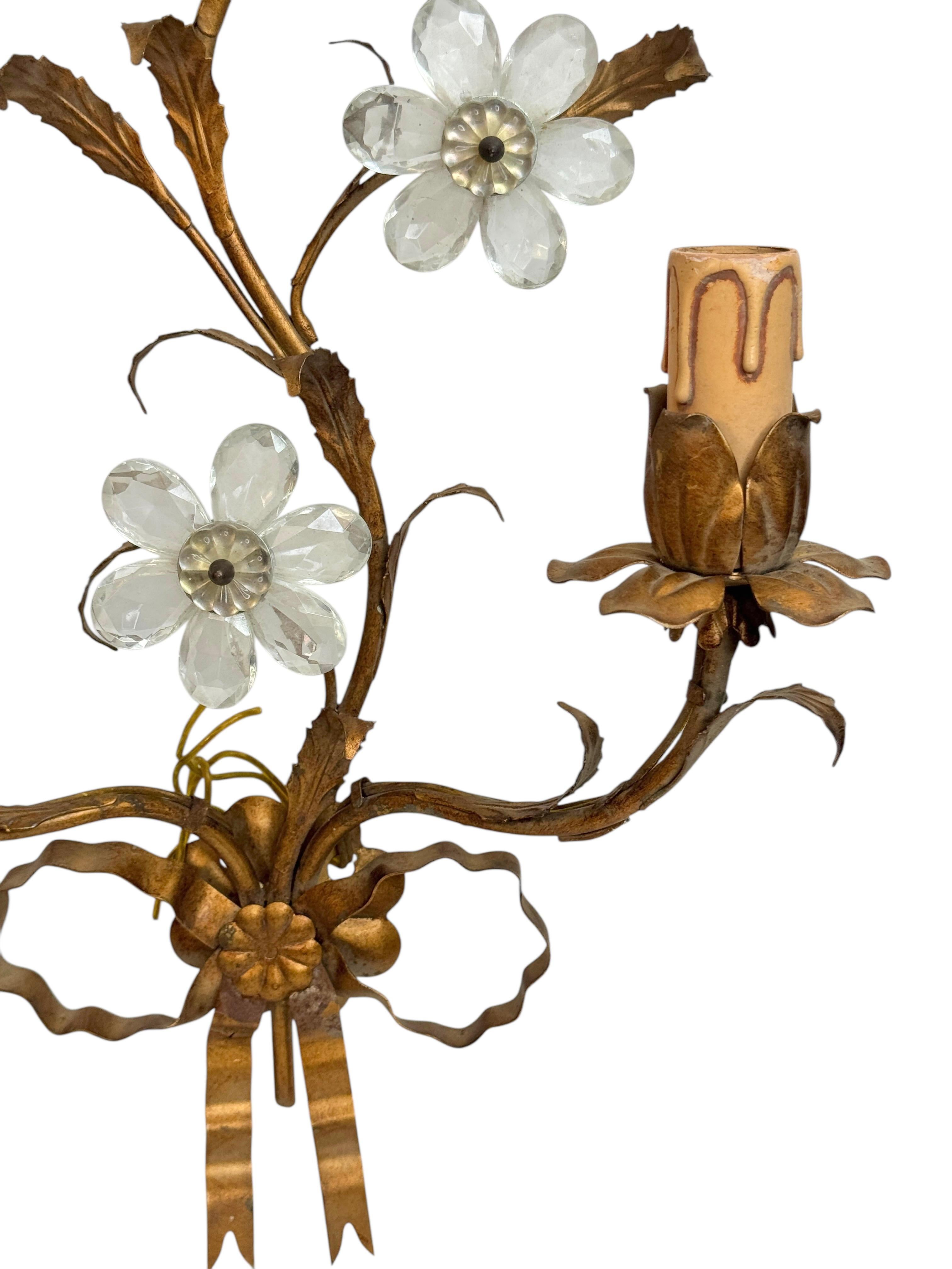 Metà XX secolo Coppia di applique a due luci dorate e con fiori di cristallo Banci Firence anni '50 in vendita