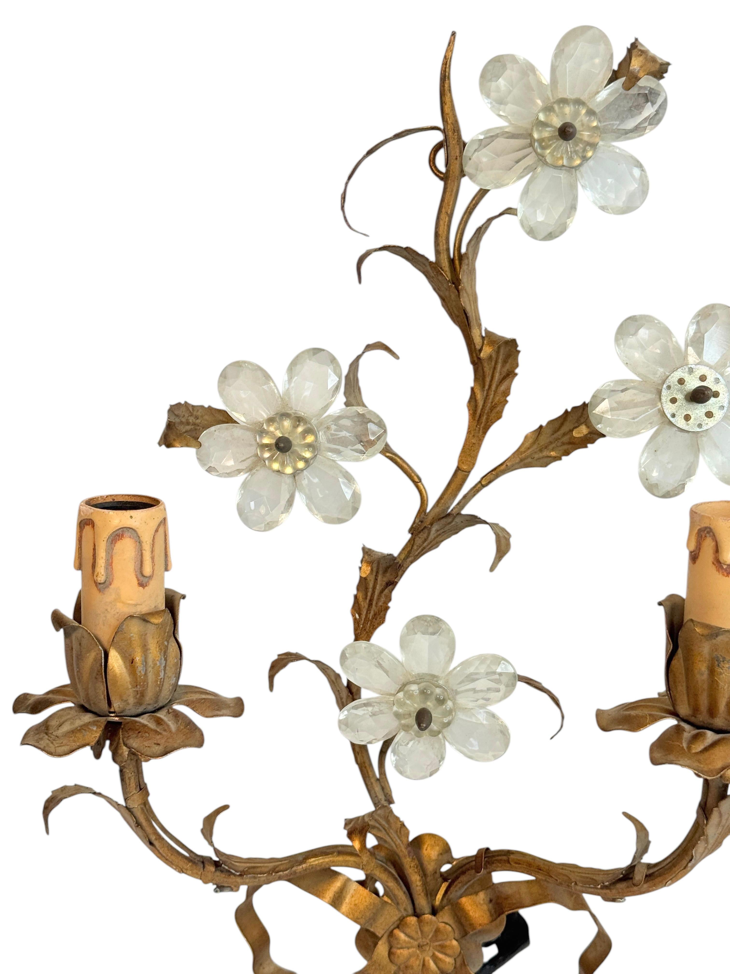 Metallo Coppia di applique a due luci dorate e con fiori di cristallo Banci Firence anni '50 in vendita