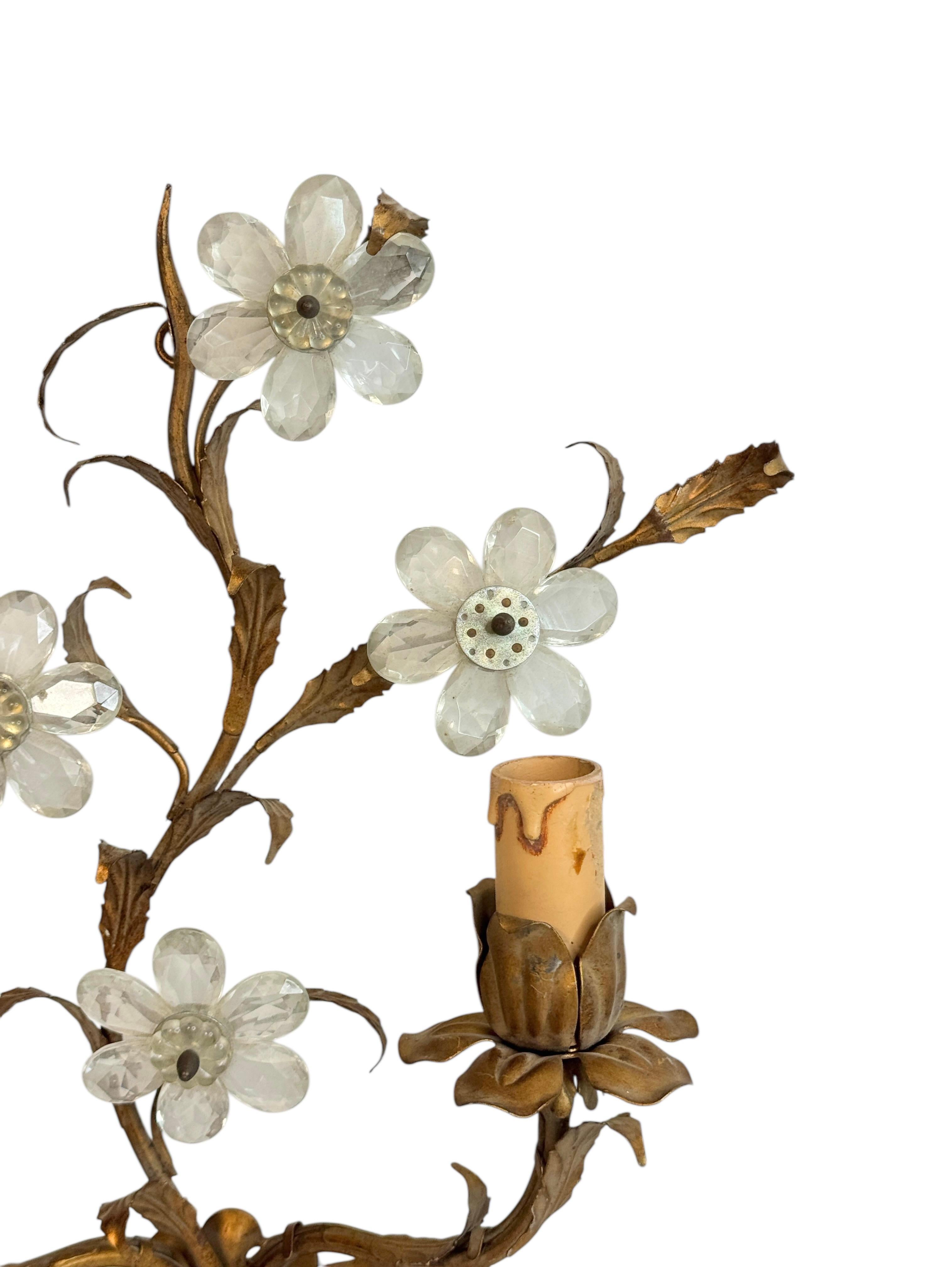 Coppia di applique a due luci dorate e con fiori di cristallo Banci Firence anni '50 in vendita 1
