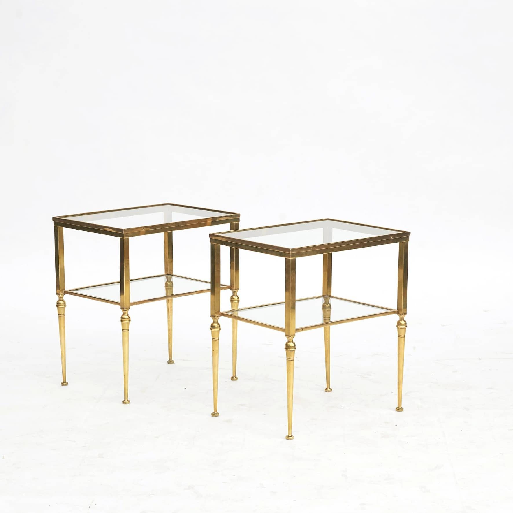 Pair of Italian two-tier brass side tables with clear glass inlay tops.
Elegant finish and pure lines.
Italy 1960-1970.
Sold as a pair.