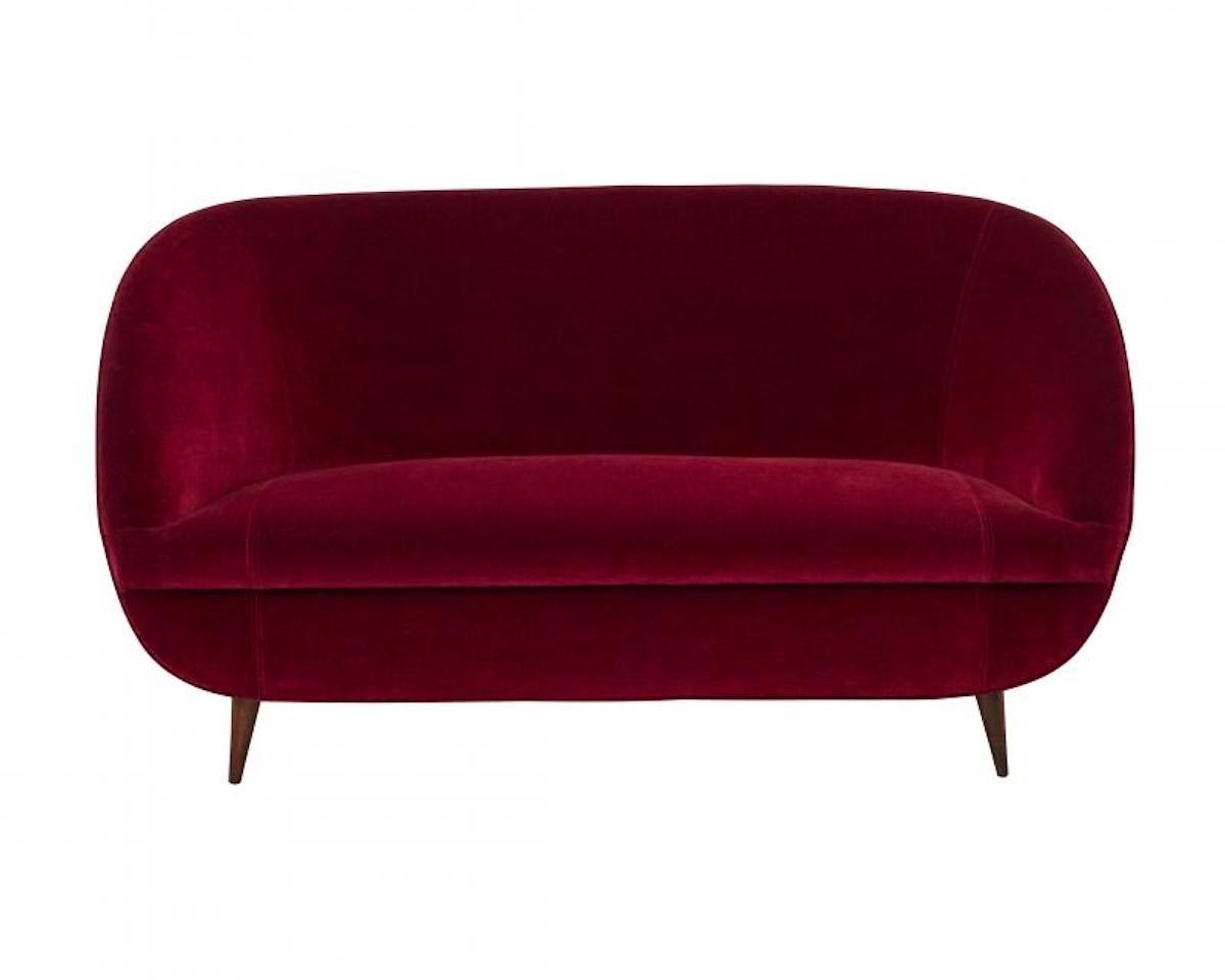 Paire de fauteuils et tabourets d'époque de style milanais, dans l'école d'ISA Bergamo. Ces chaises et l'ensemble de l'ensemble peuvent avoir été produits par Fede Chieti ou ISA. Ils ont été entièrement reconstruits et nouvellement tapissés. Le