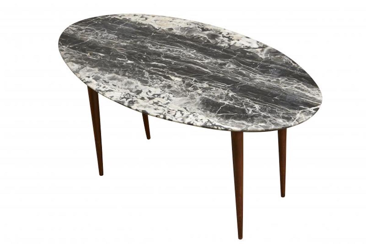 Milieu du XXe siècle Paire de  Chaises et poufs tapissés italiens en vente