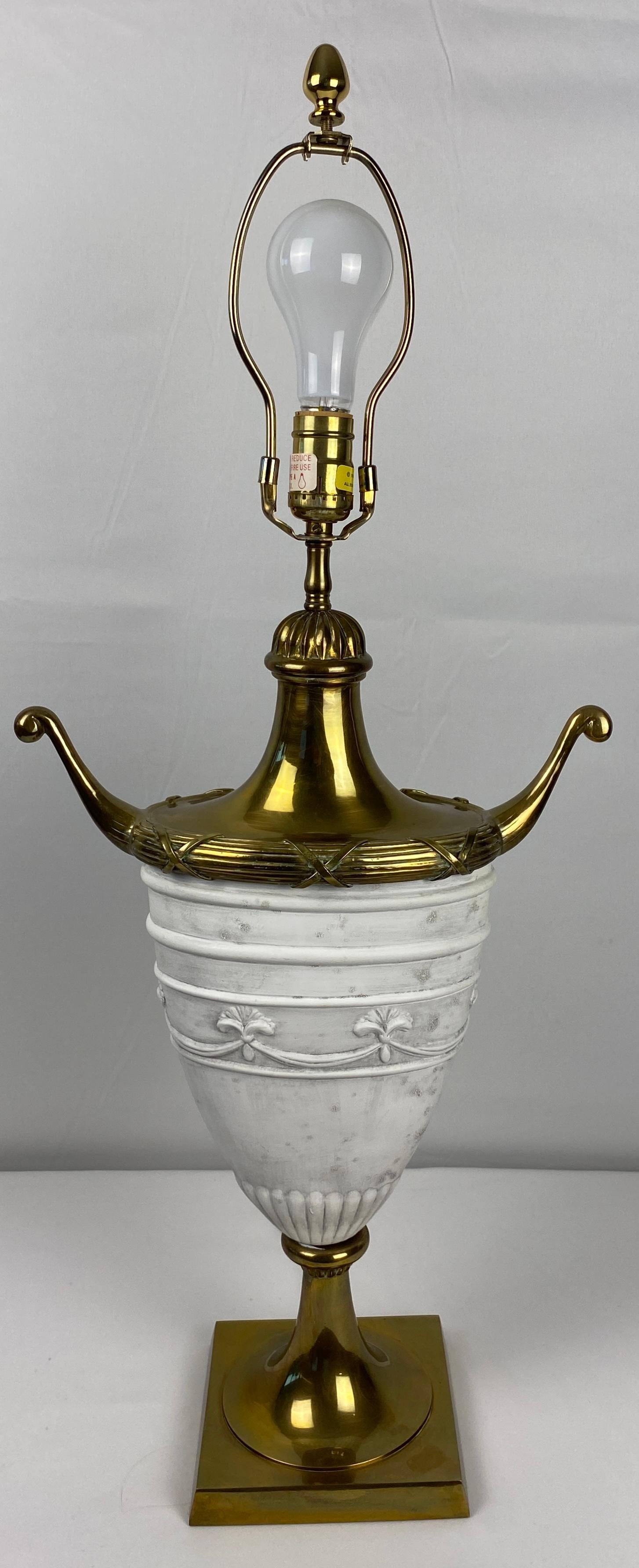 Néoclassique Paire de lampes de bureau italiennes en forme d'urne blanche d'antiquités avec bronze et laiton en vente