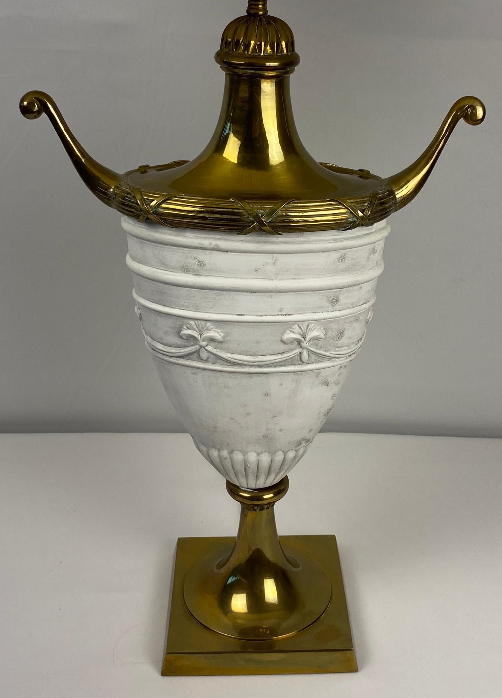Paar italienische Urnenförmige Tischlampen in antikem Weiß mit Bronze und Messing (Italienisch) im Angebot