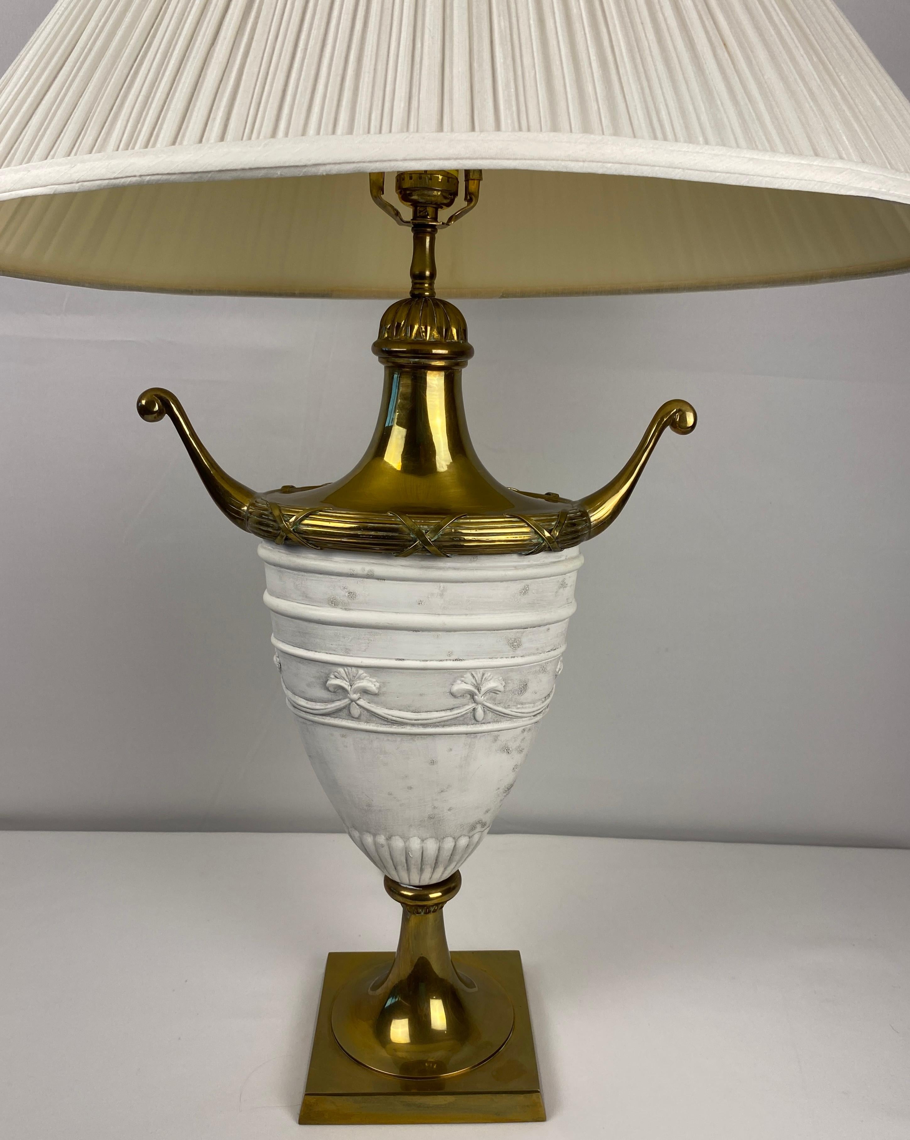20ième siècle Paire de lampes de bureau italiennes en forme d'urne blanche d'antiquités avec bronze et laiton en vente