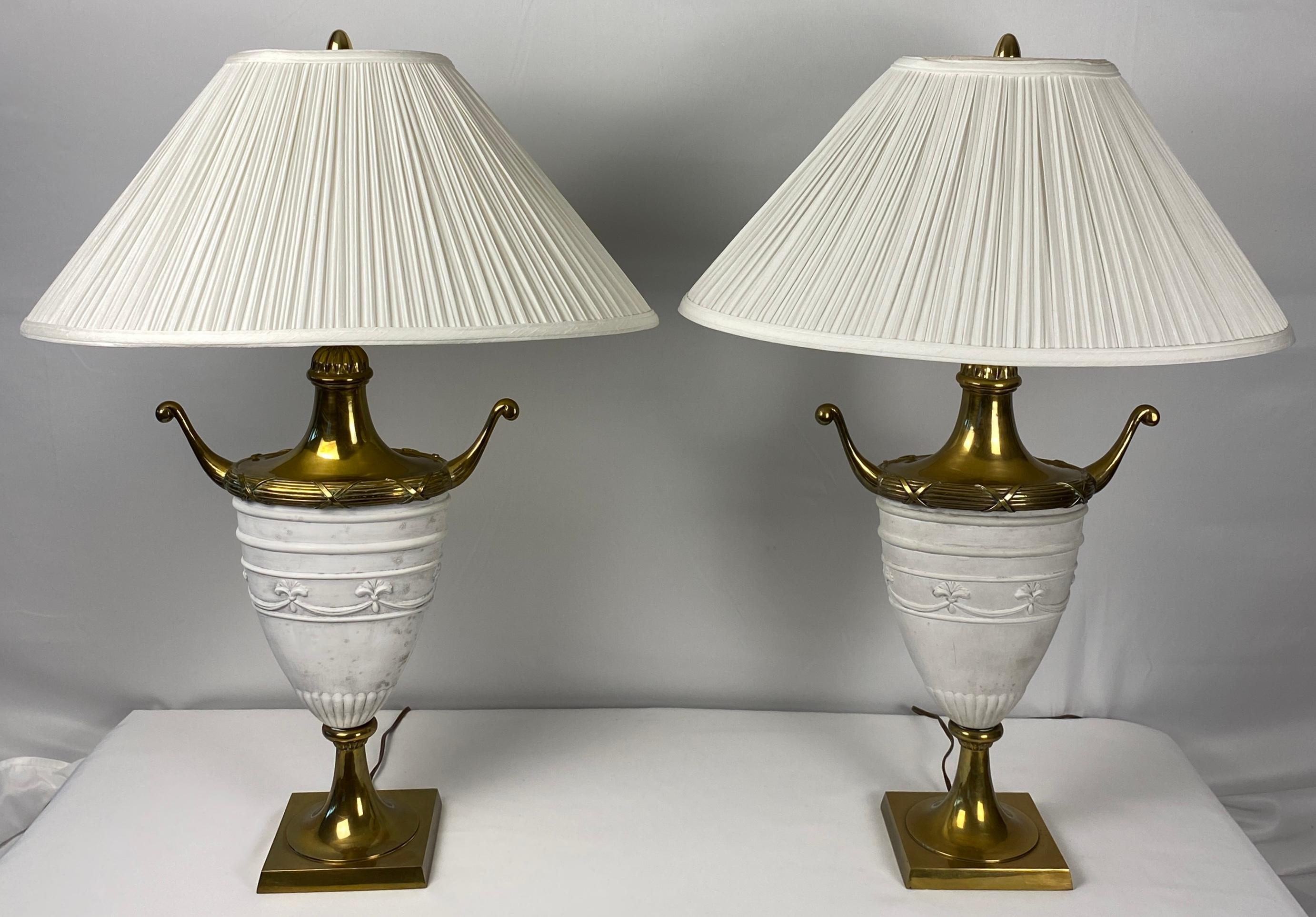Paar italienische Urnenförmige Tischlampen in antikem Weiß mit Bronze und Messing (20. Jahrhundert) im Angebot