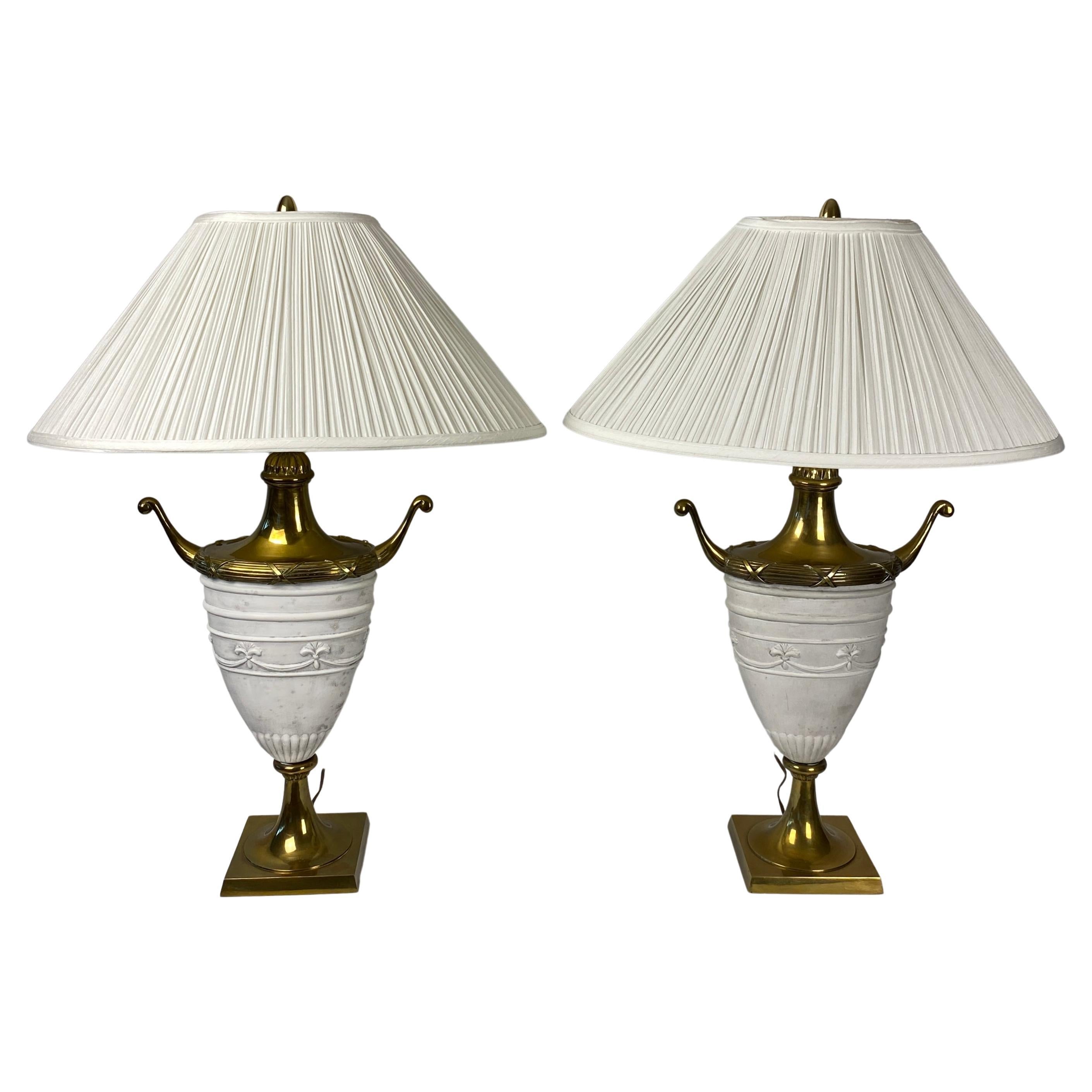 Paire de lampes de bureau italiennes en forme d'urne blanche d'antiquités avec bronze et laiton