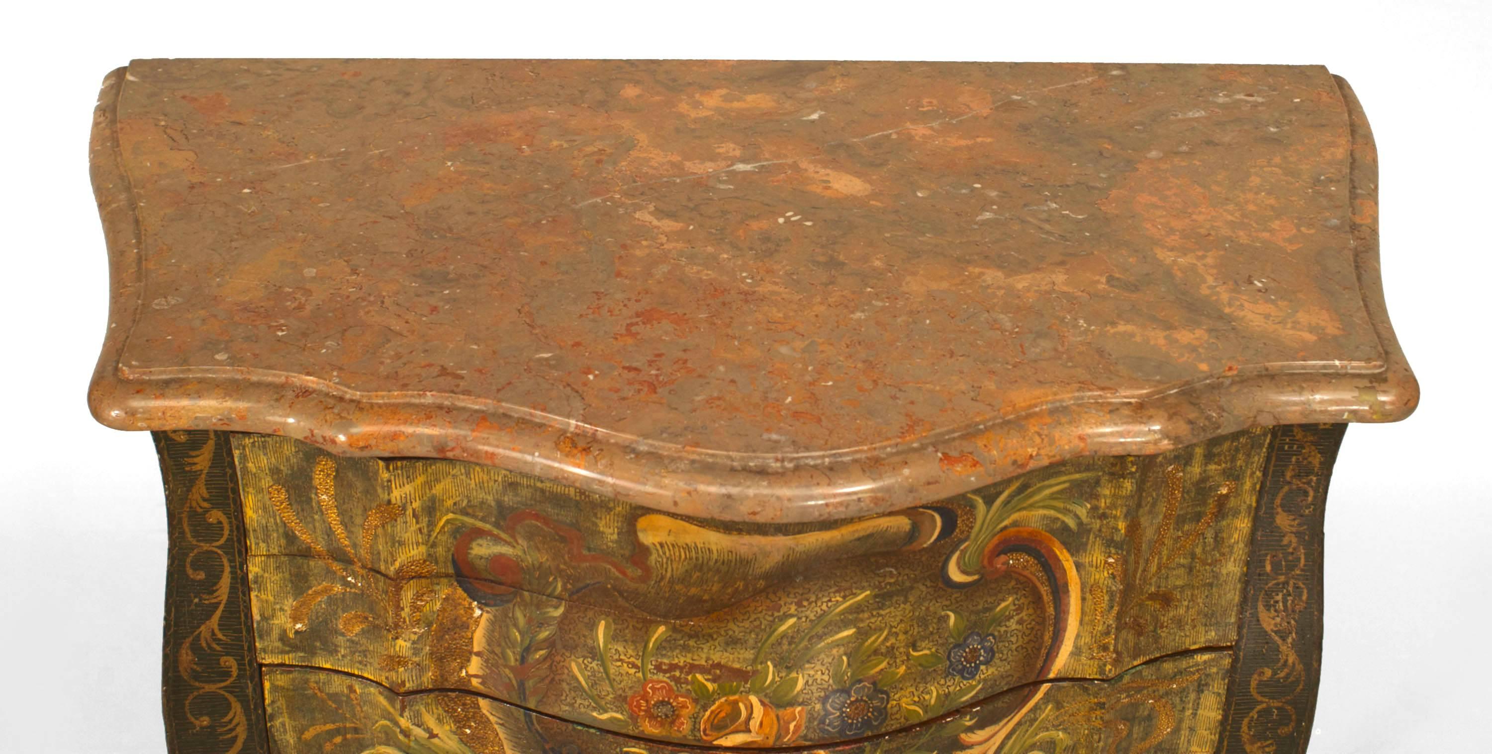 Italiano Coppia di commodes veneziane dipinte a fiori e con piano in marmo in vendita
