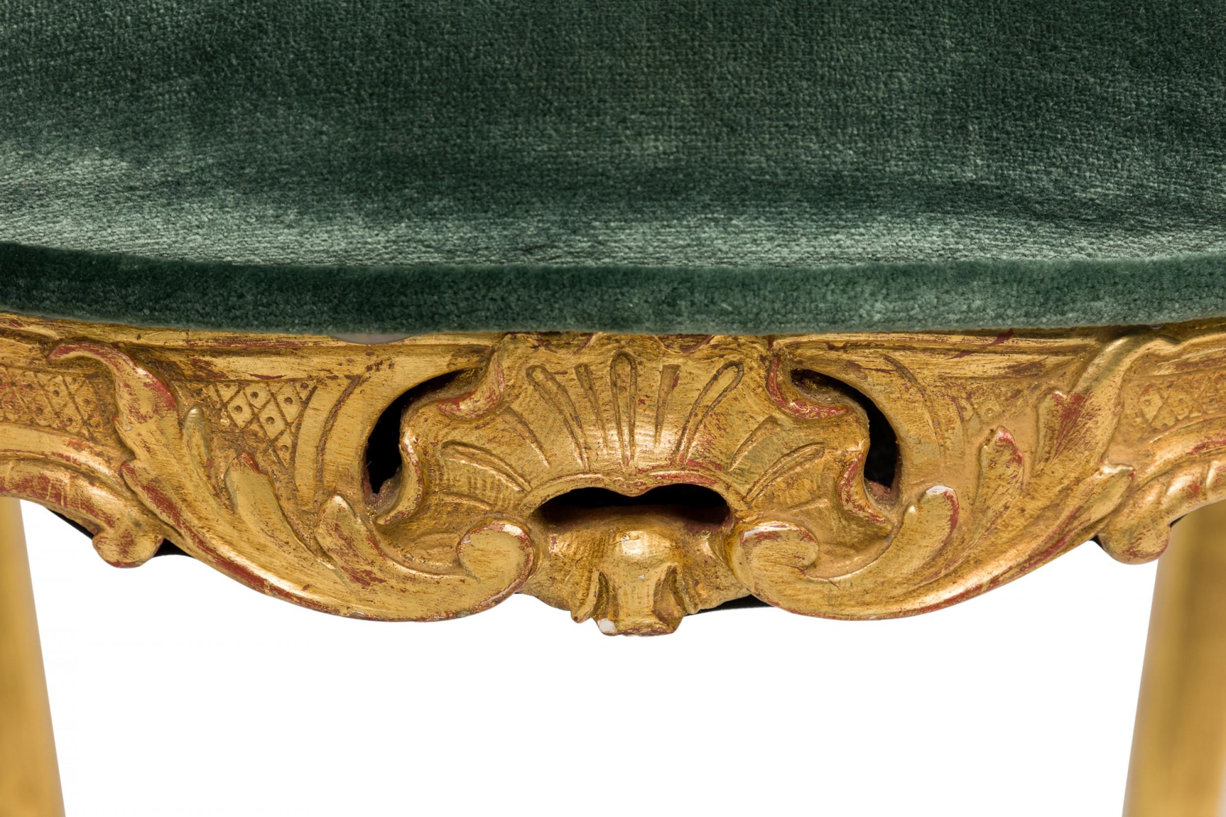 Pareja de sillas auxiliares venecianas italianas del siglo XIX de madera dorada y terciopelo verde en venta 3