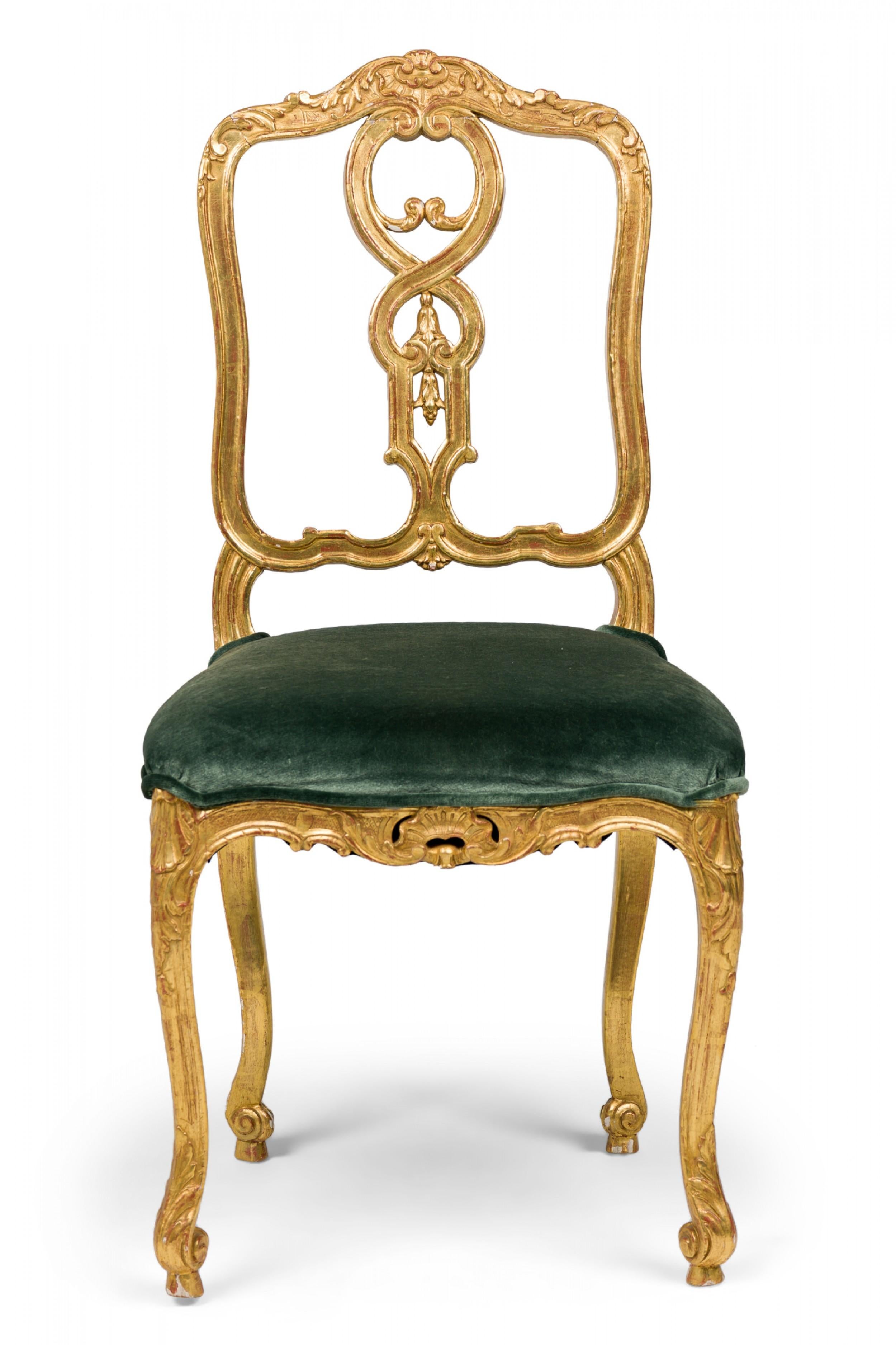 PAR de sillones italianos venecianos (s. XIX) de madera dorada tallada de estilo barroco, con respaldo perforado, tallado en forma de concha y volutas, y asientos tapizados en terciopelo verde bosque, apoyados en patas cabriolé (PRECIADOS COMO