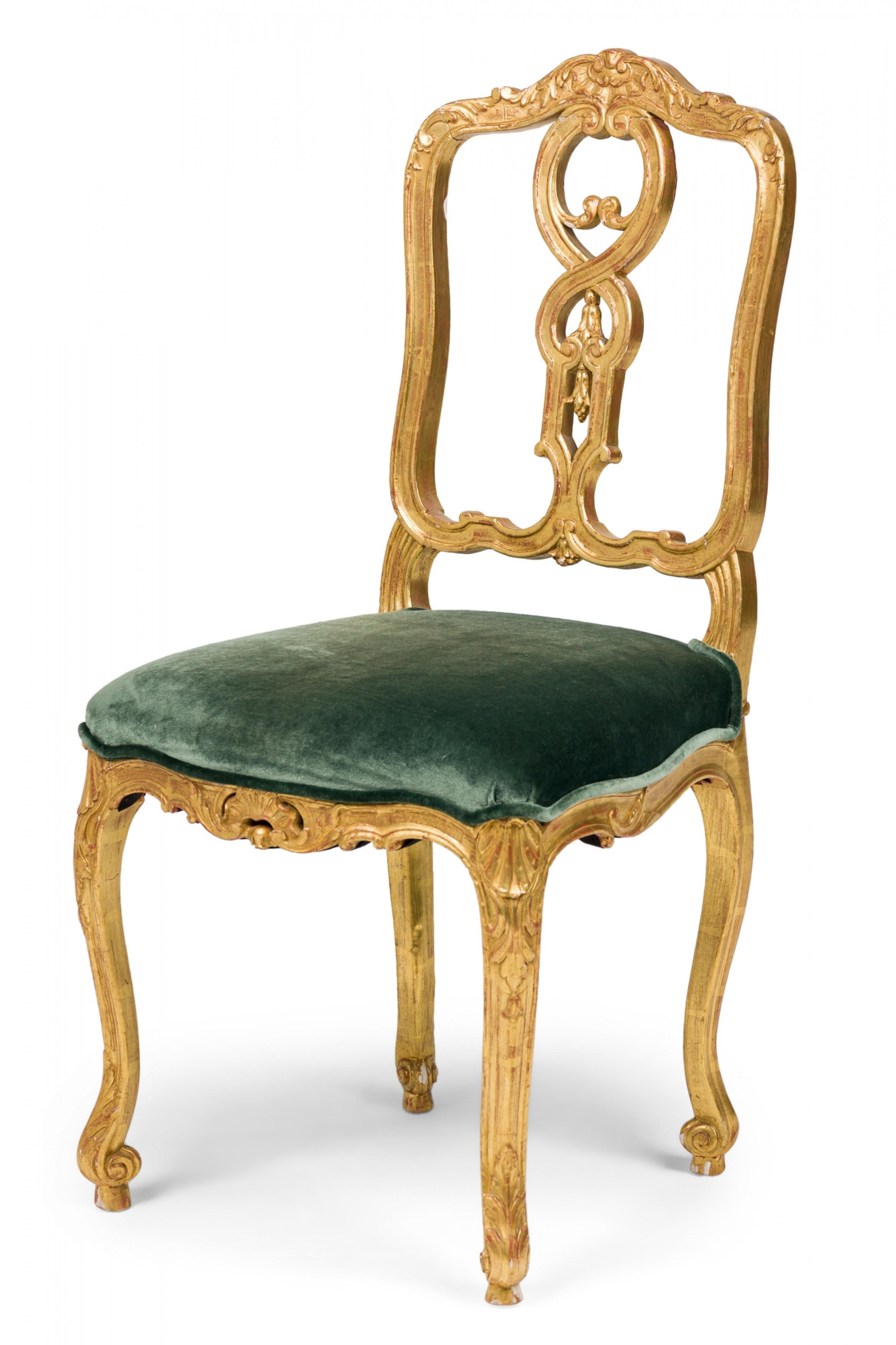 Pareja de sillas auxiliares venecianas italianas del siglo XIX de madera dorada y terciopelo verde Renacimiento en venta