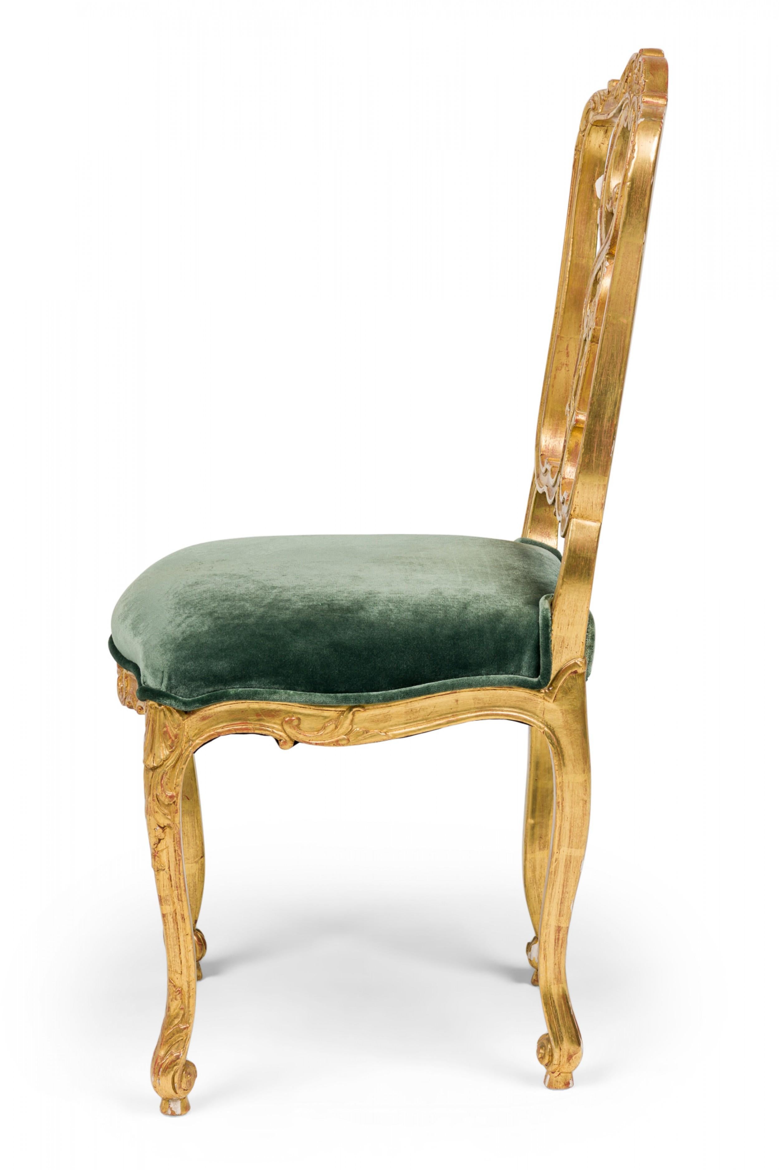 Pareja de sillas auxiliares venecianas italianas del siglo XIX de madera dorada y terciopelo verde Italiano en venta