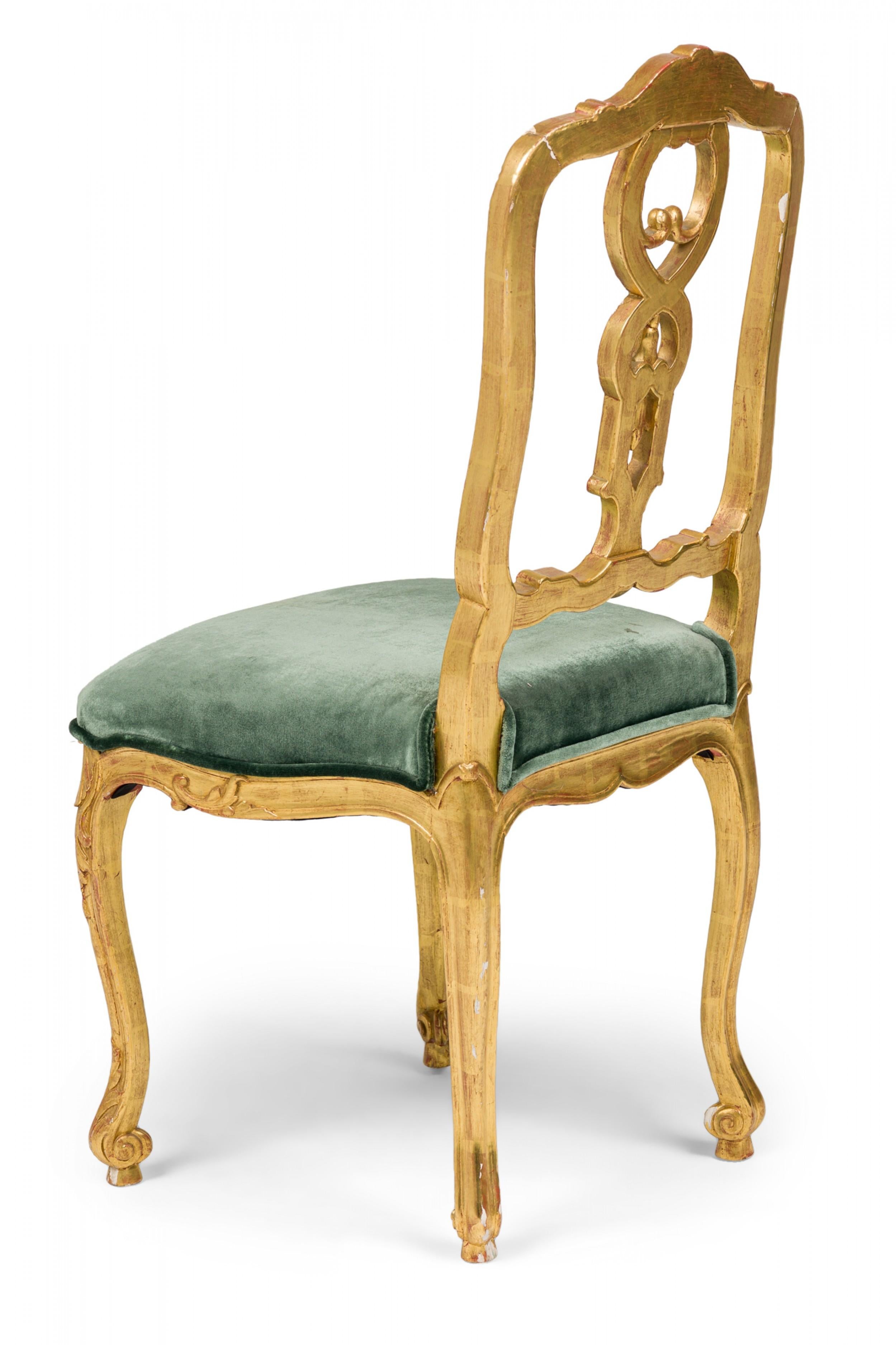 Pareja de sillas auxiliares venecianas italianas del siglo XIX de madera dorada y terciopelo verde Tallado en venta
