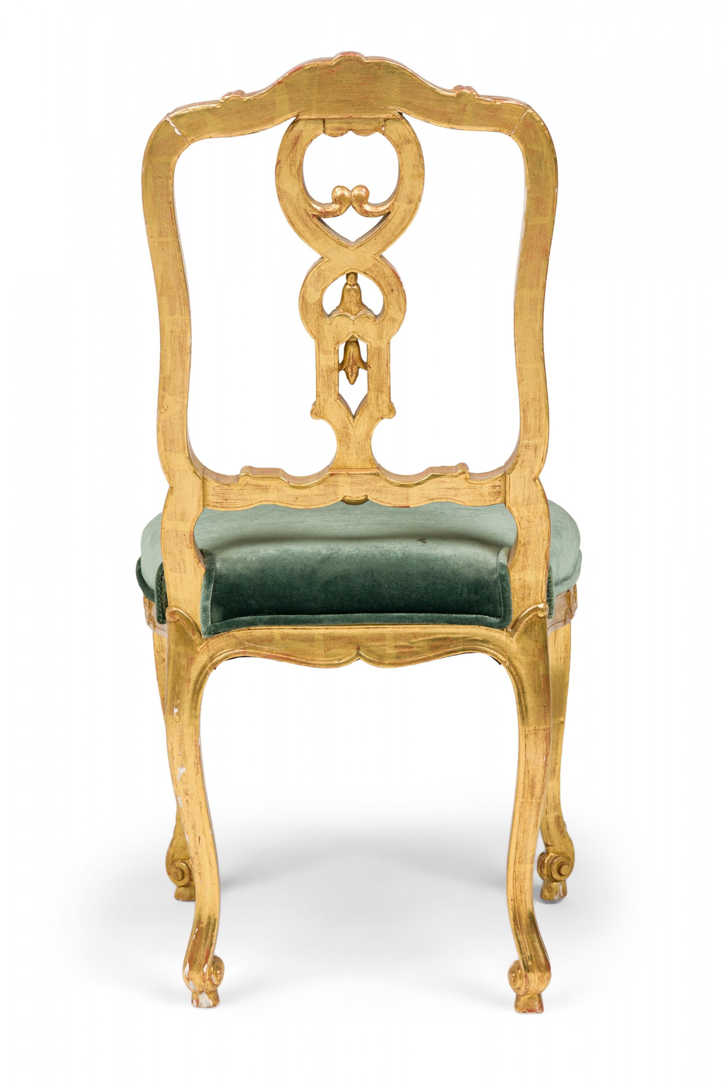 Pareja de sillas auxiliares venecianas italianas del siglo XIX de madera dorada y terciopelo verde en Bueno estado para la venta en Queens, NY