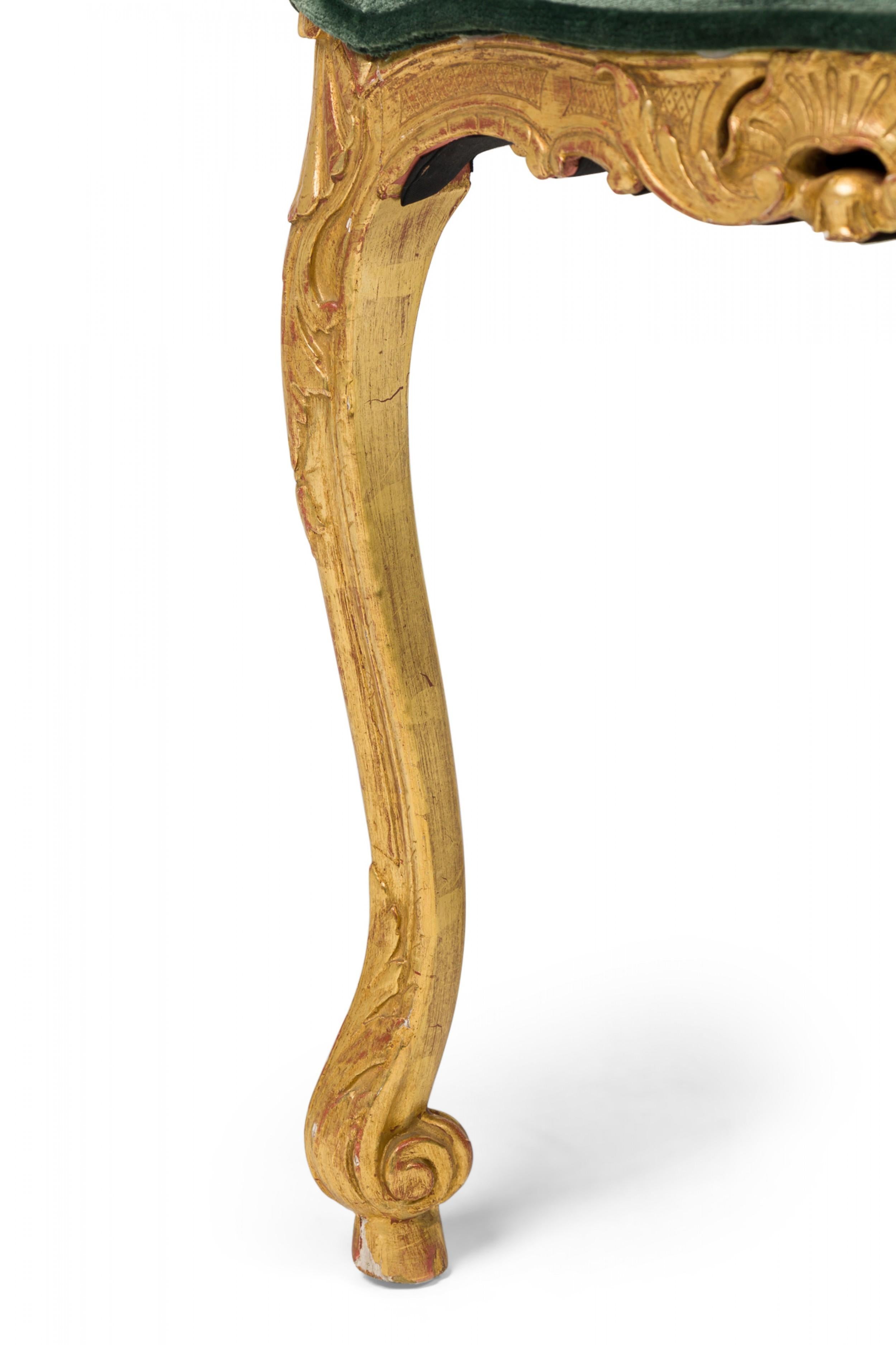 Pareja de sillas auxiliares venecianas italianas del siglo XIX de madera dorada y terciopelo verde Madera dorada en venta