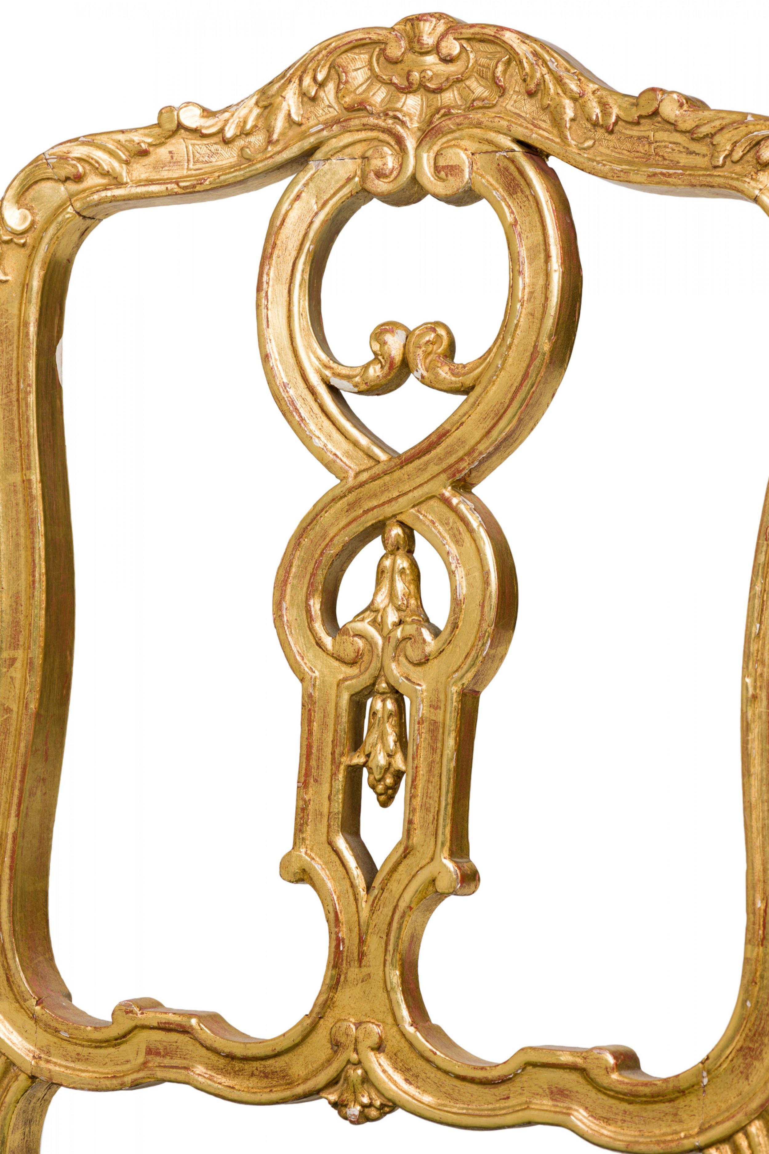 Pareja de sillas auxiliares venecianas italianas del siglo XIX de madera dorada y terciopelo verde en venta 1