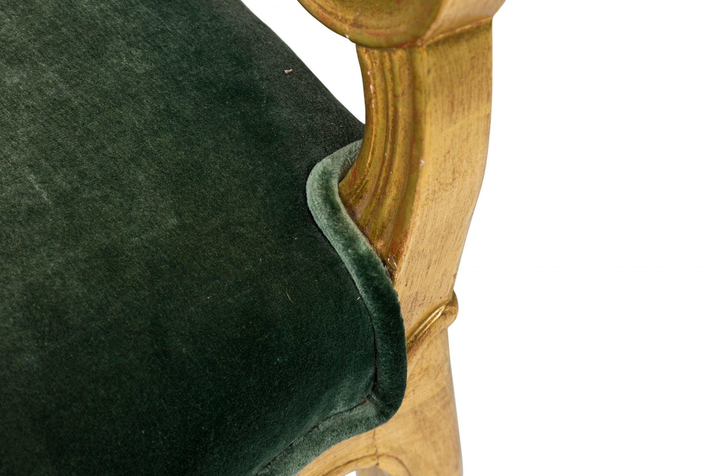 Pareja de sillas auxiliares venecianas italianas del siglo XIX de madera dorada y terciopelo verde en venta 2