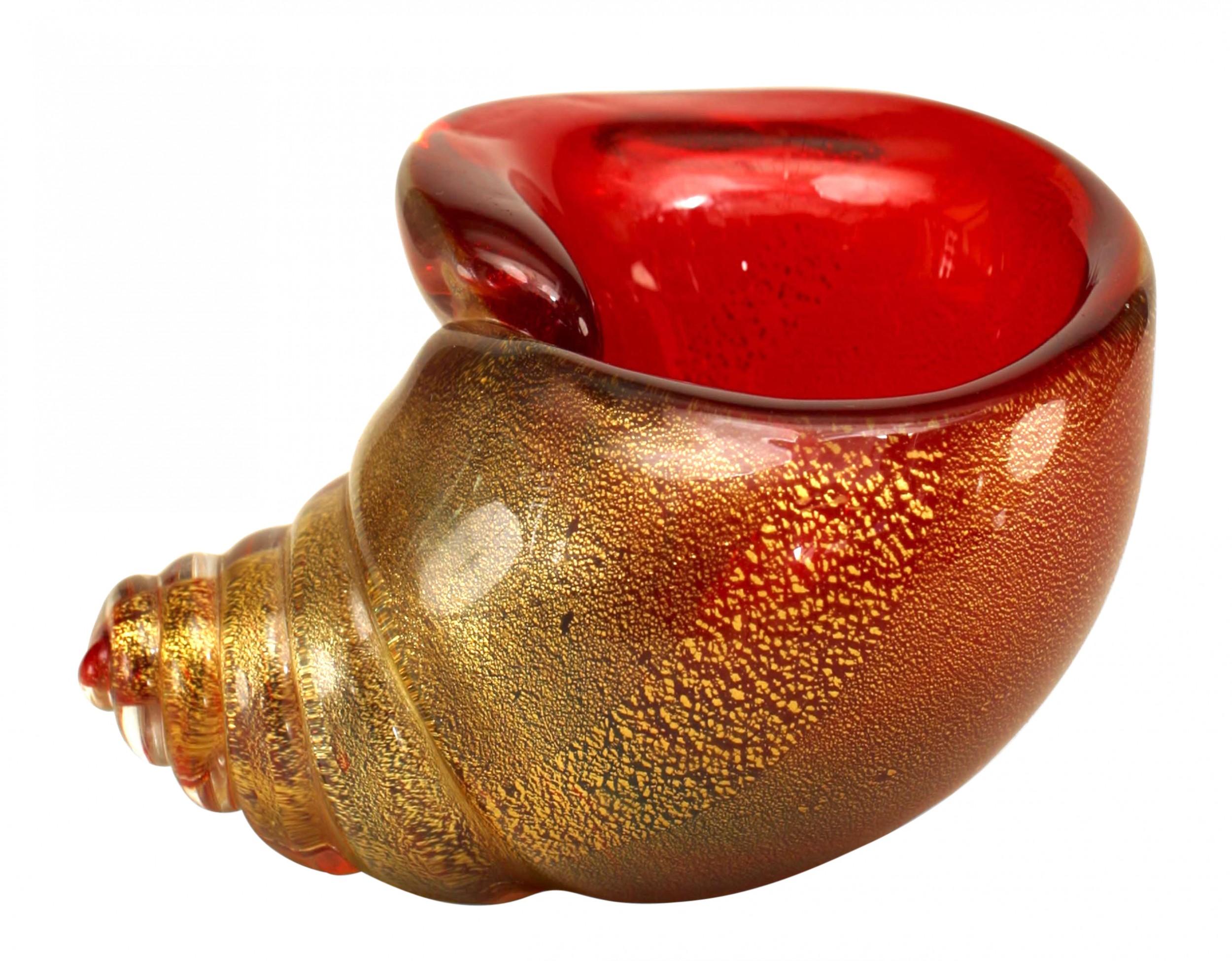 PAR de salero y pimentero de cristal de Murano veneciano italiano (1930) rojo rubí y espolvoreado de oro en forma de concha de nautilo. (PRECIO POR PAR)

Estado: Bueno; Desgaste acorde con la edad y el uso