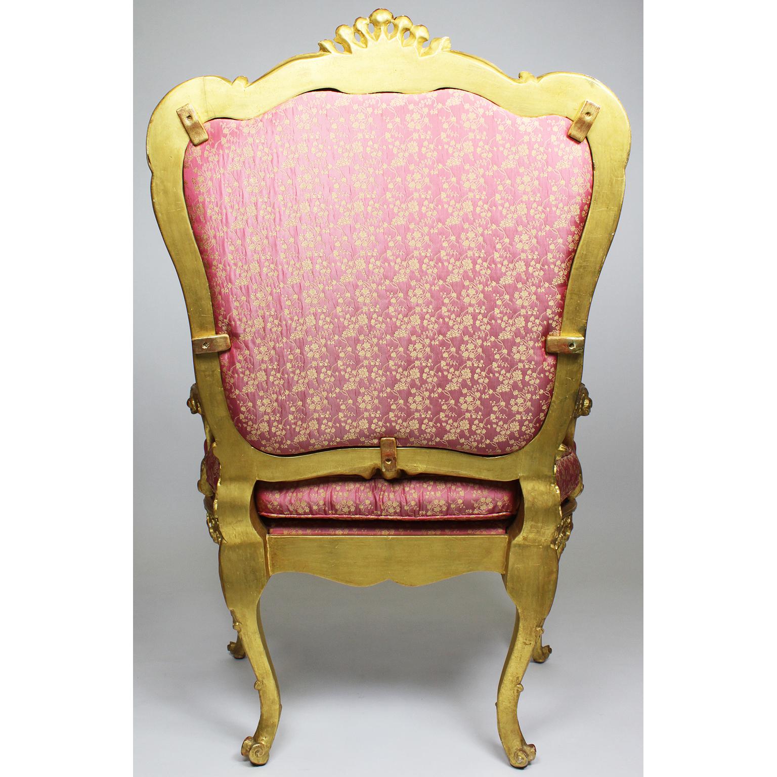Paire de fauteuils trônes en bois doré sculpté de style néo-rococo vénitien italien en vente 7