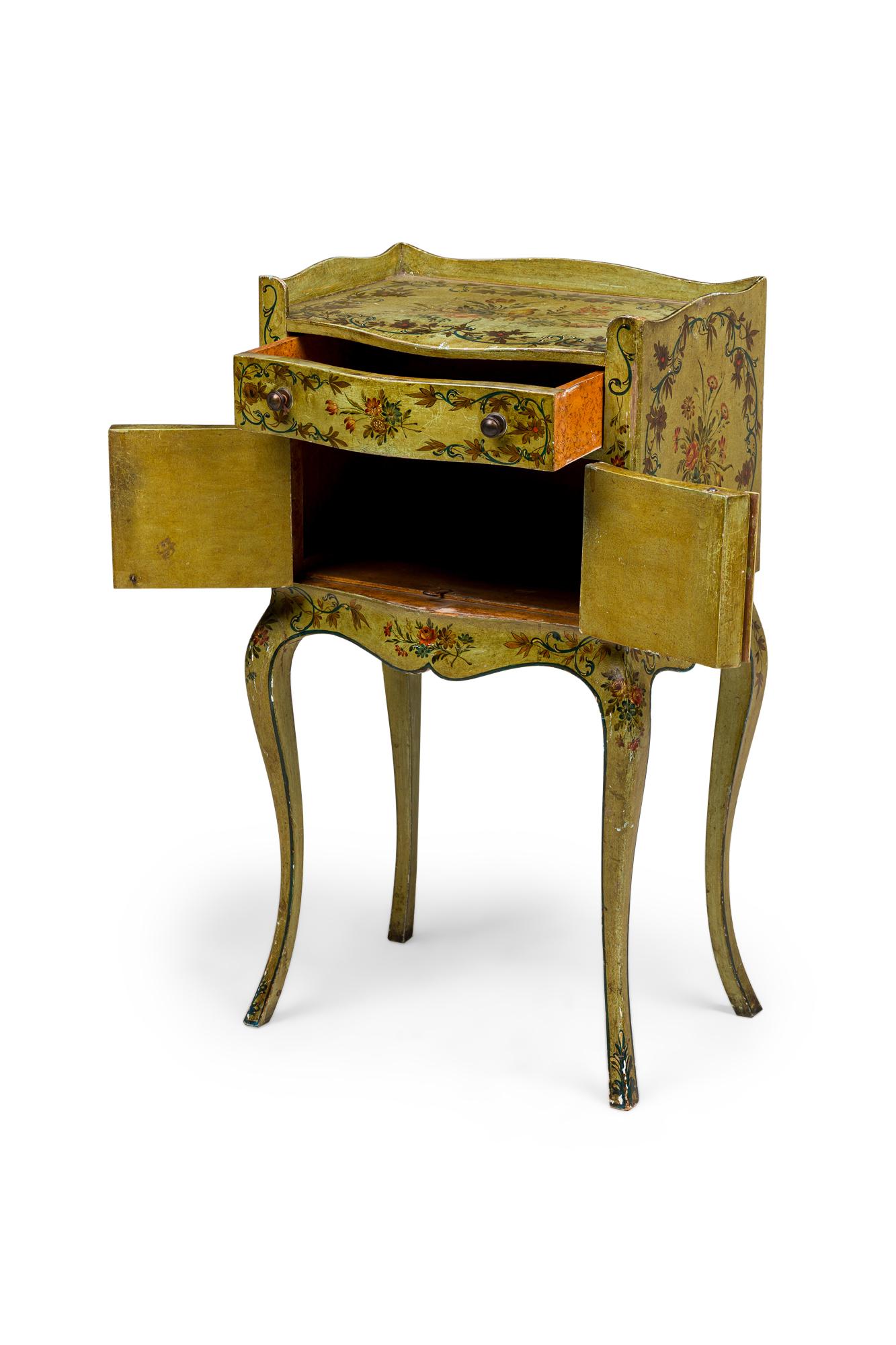 Pareja de mesillas de noche italianas de estilo veneciano Madera en venta