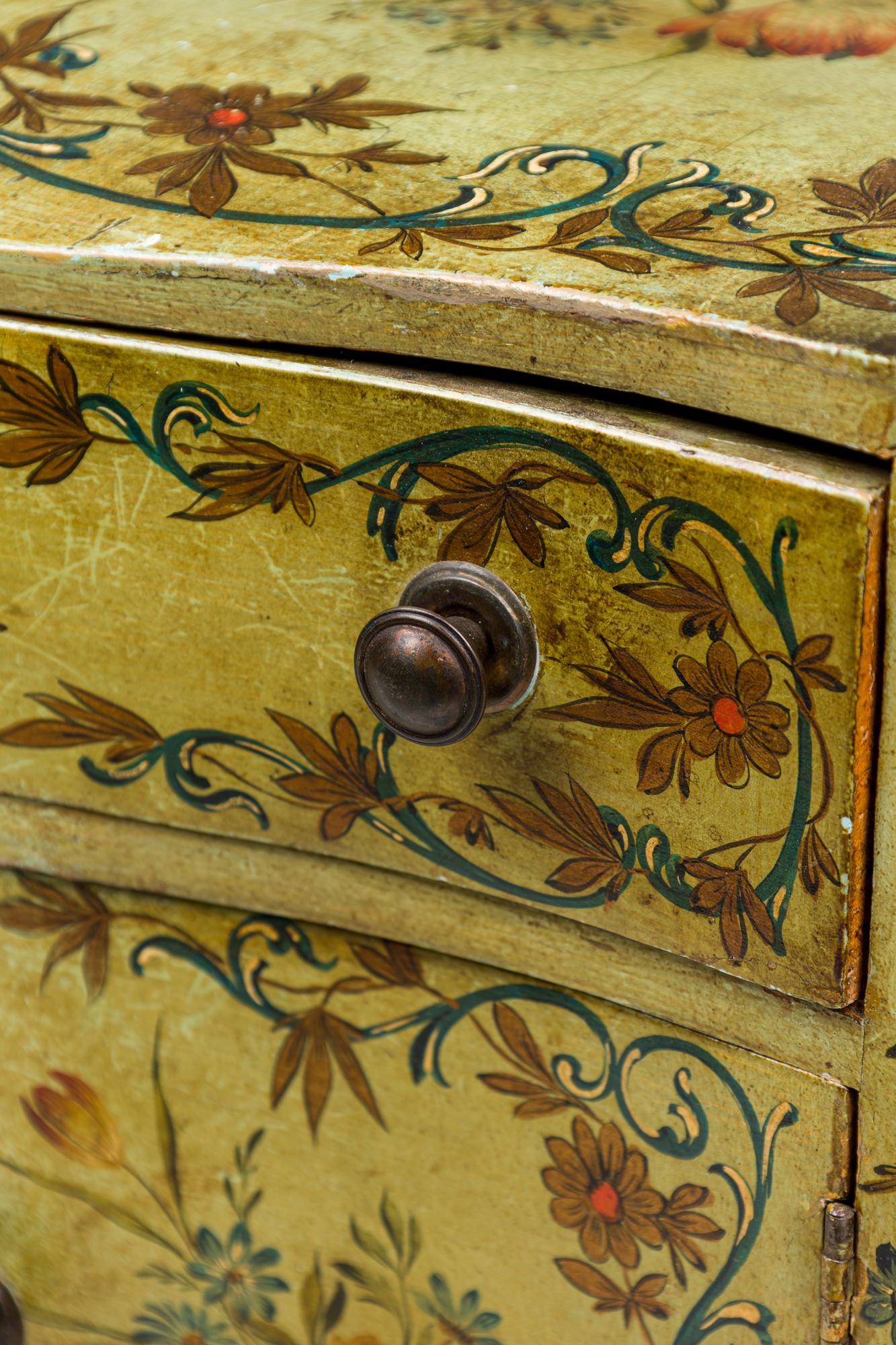 Pareja de mesillas de noche italianas de estilo veneciano en venta 6