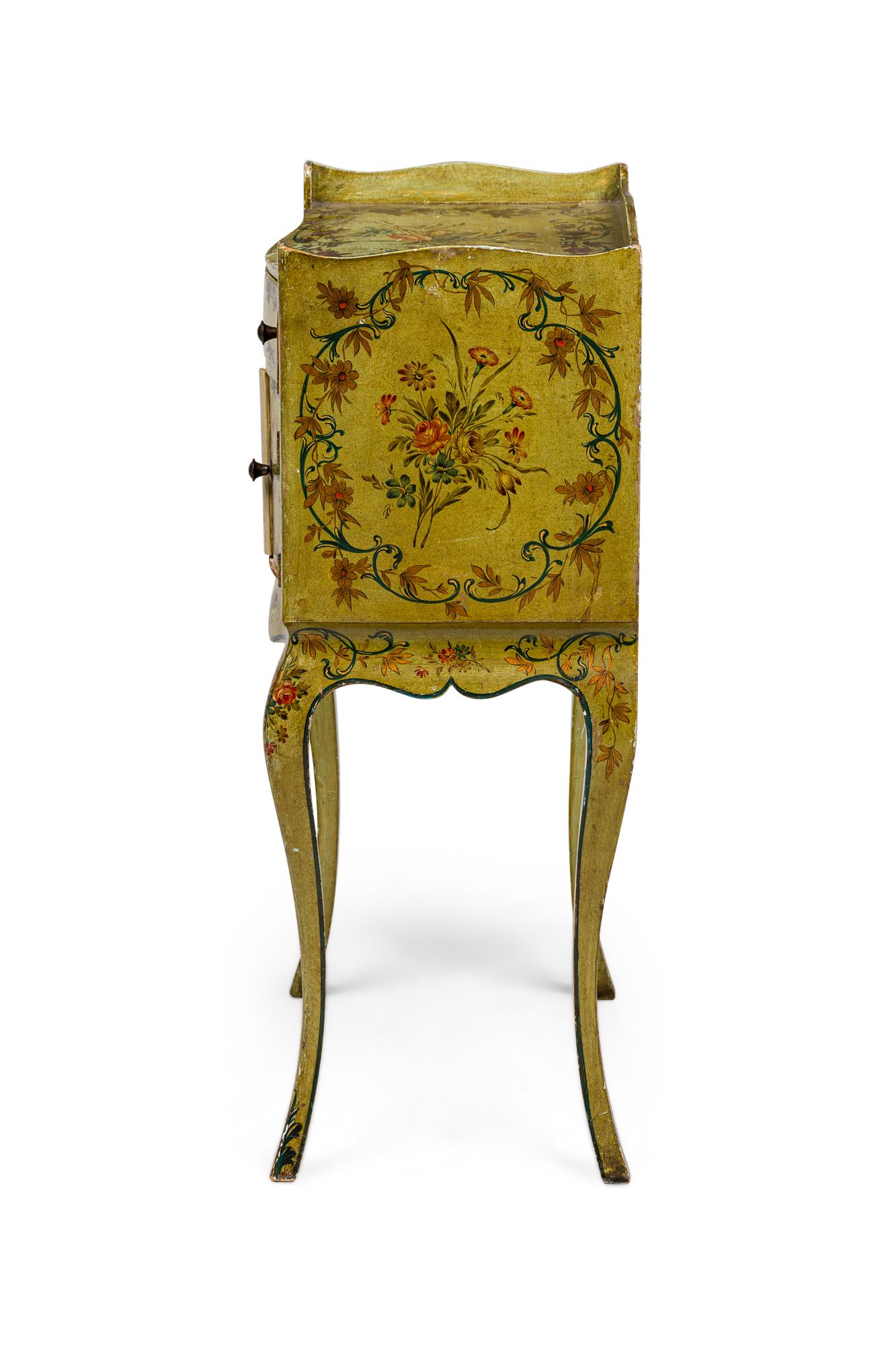 Pareja de mesillas de noche italianas de estilo veneciano Pintado a mano en venta