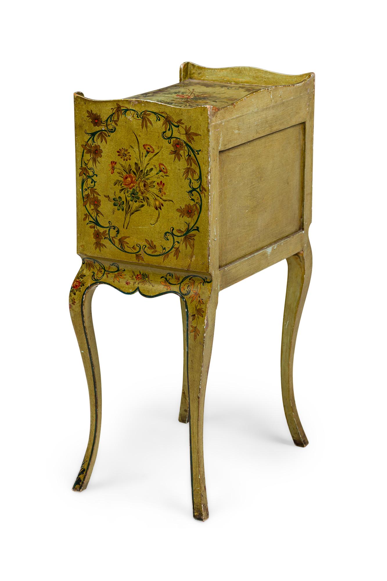 Pareja de mesillas de noche italianas de estilo veneciano en Bueno estado para la venta en Queens, NY