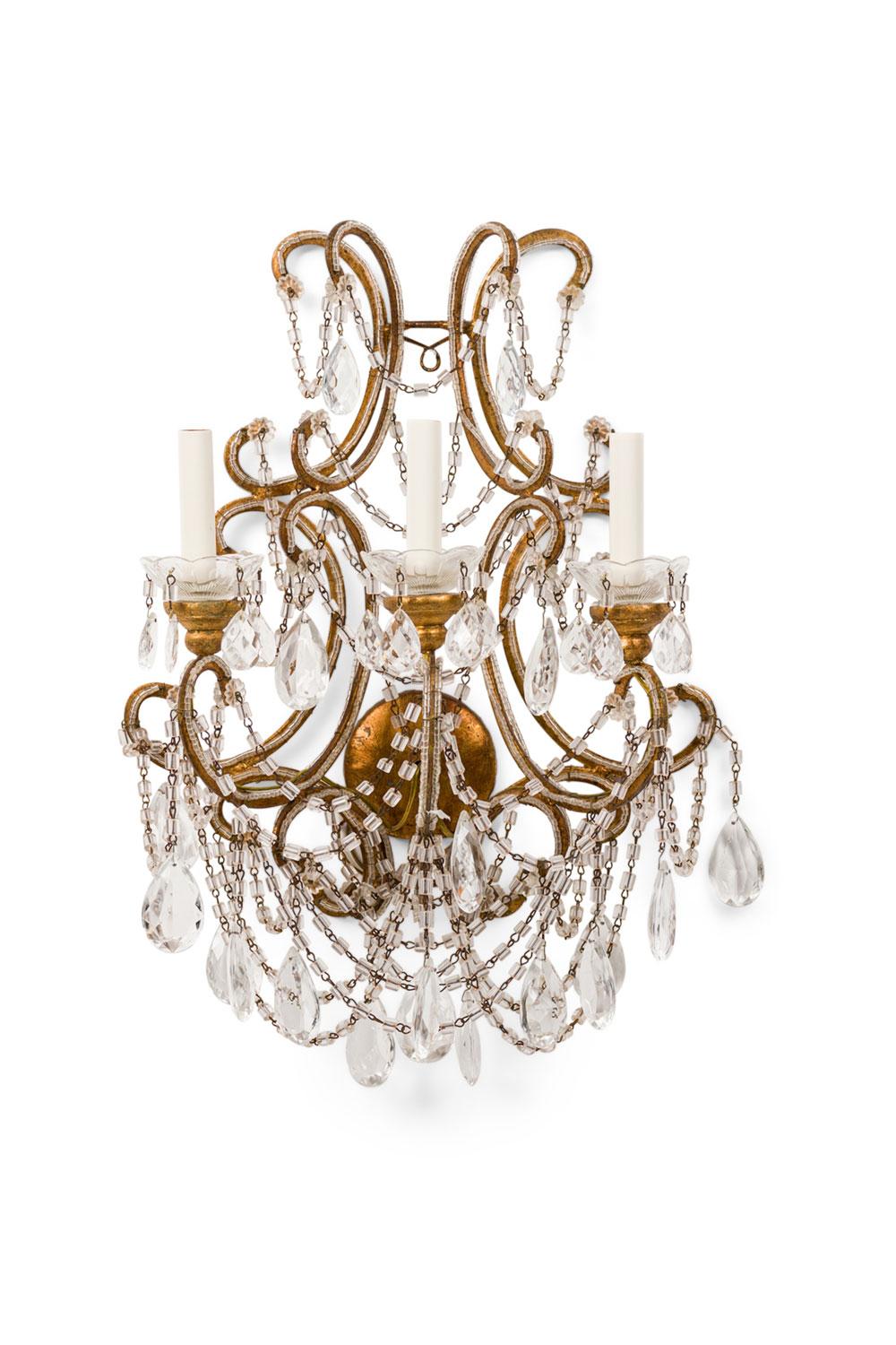 PAR de apliques de pared de estilo veneciano italiano con tres brazos, un diseño de volutas de metal dorado y un marco de cristal con cuentas, colgantes de cristal y guirnaldas (PRECIADO COMO PAR)

Buen estado acorde con la edad y el uso