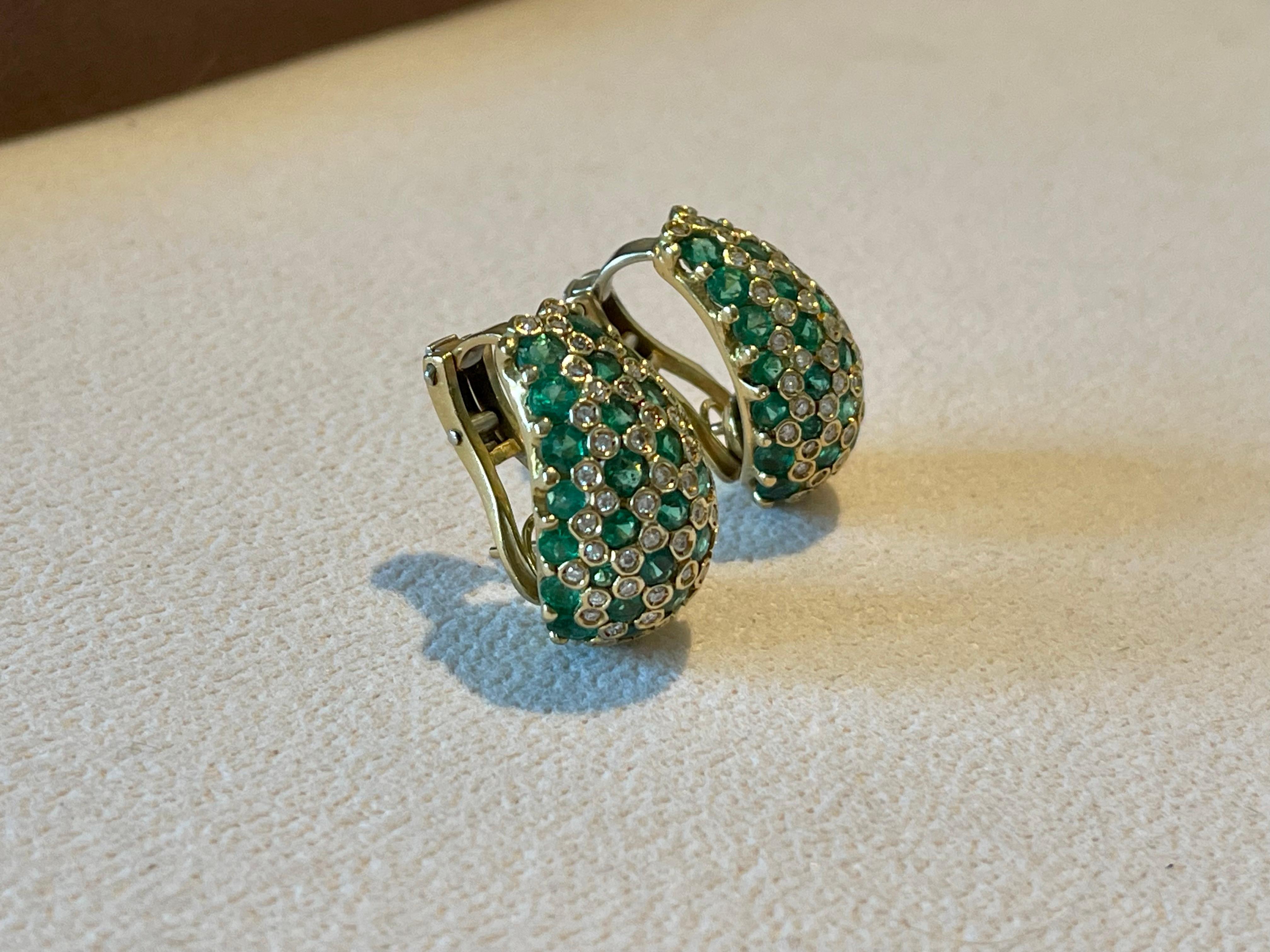 Pair of italian Vintage  18 K yellow Gold bombé Emerald Diamond earrings For Sale 4