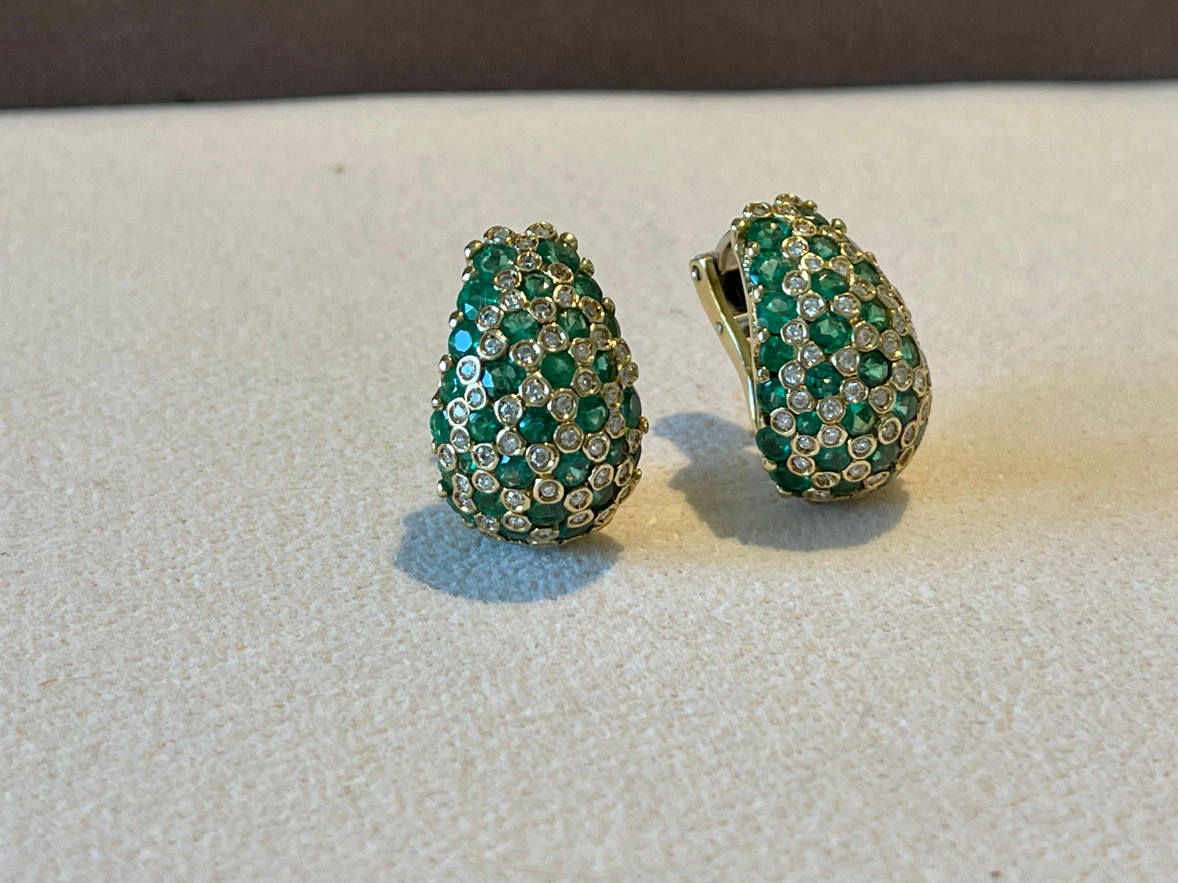 Pair of italian Vintage  18 K yellow Gold bombé Emerald Diamond earrings For Sale 5