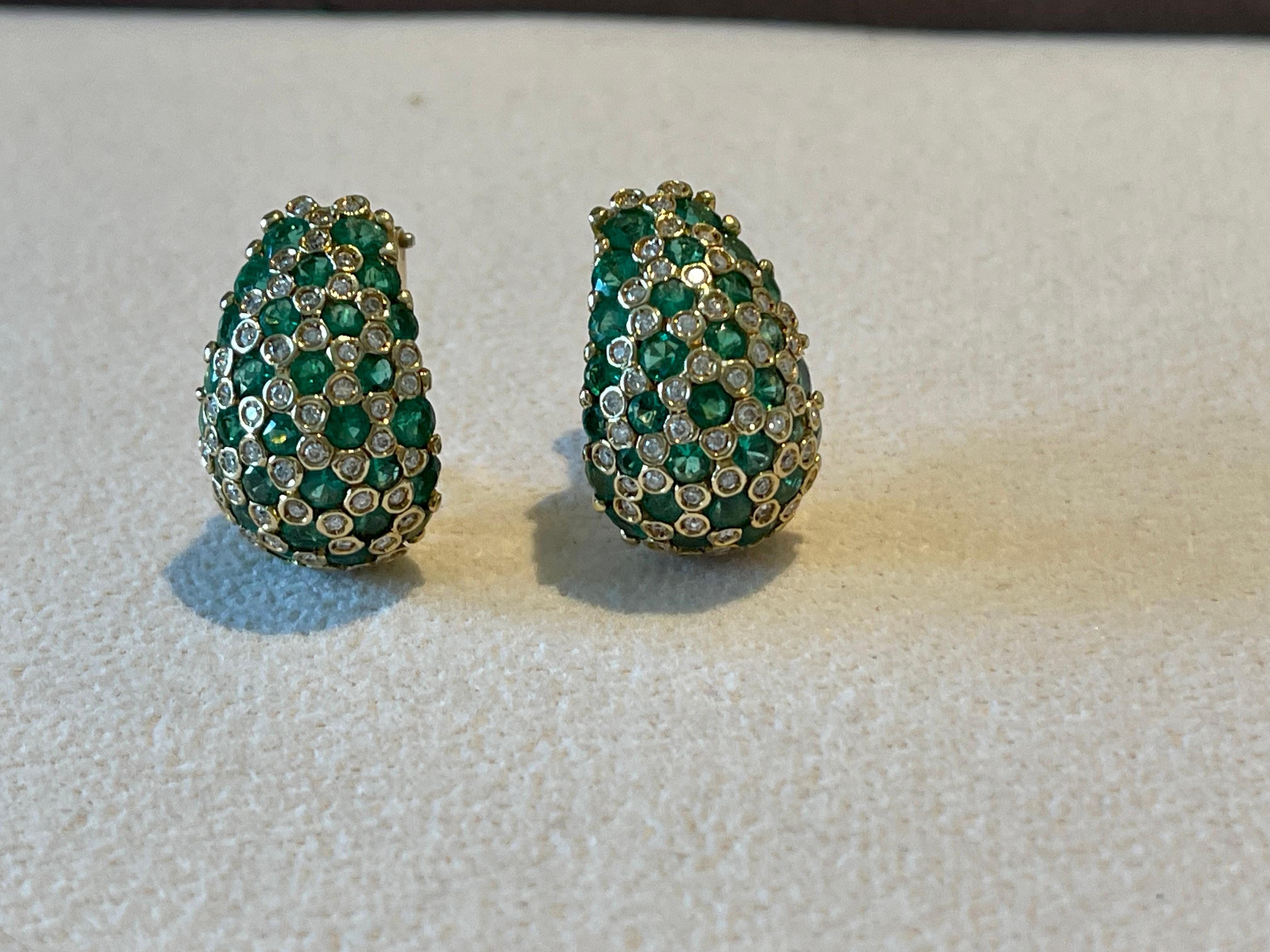 Pair of italian Vintage  18 K yellow Gold bombé Emerald Diamond earrings For Sale 6