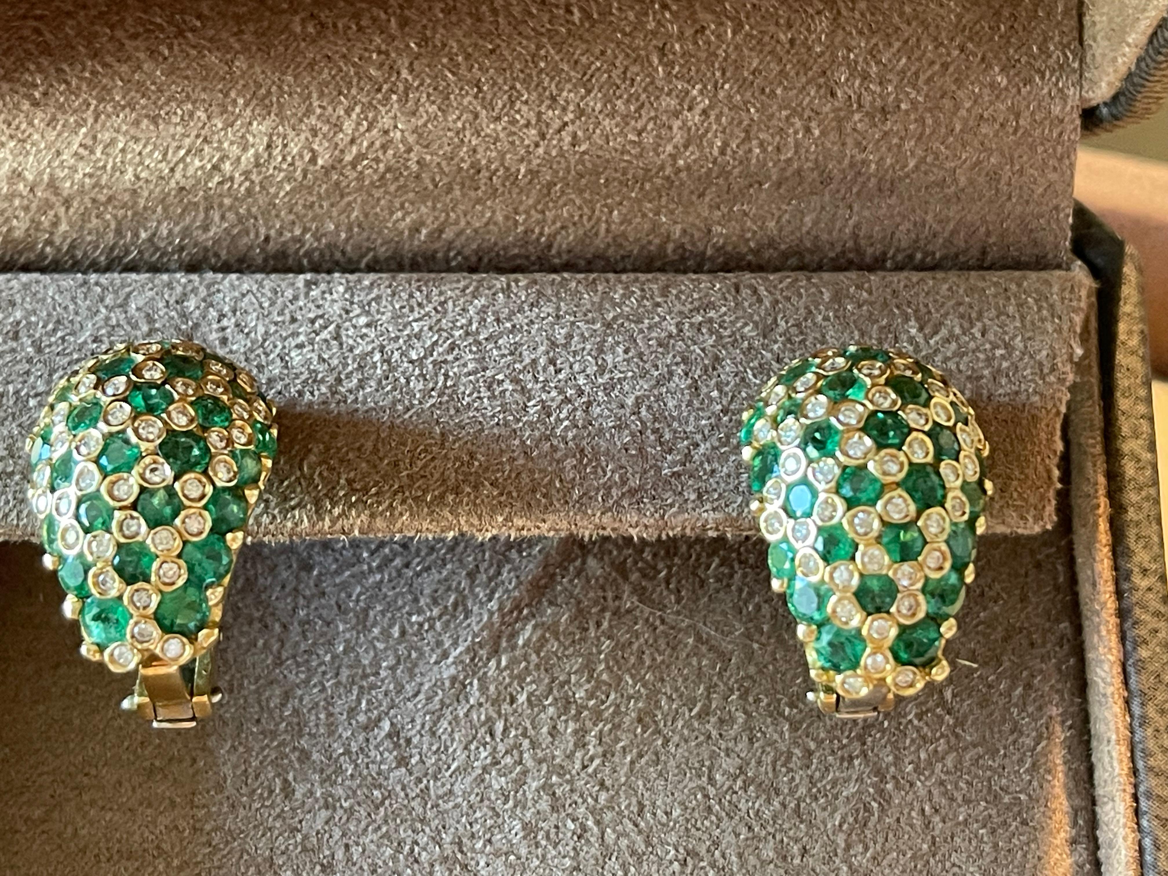 Pair of italian Vintage  18 K yellow Gold bombé Emerald Diamond earrings For Sale 7