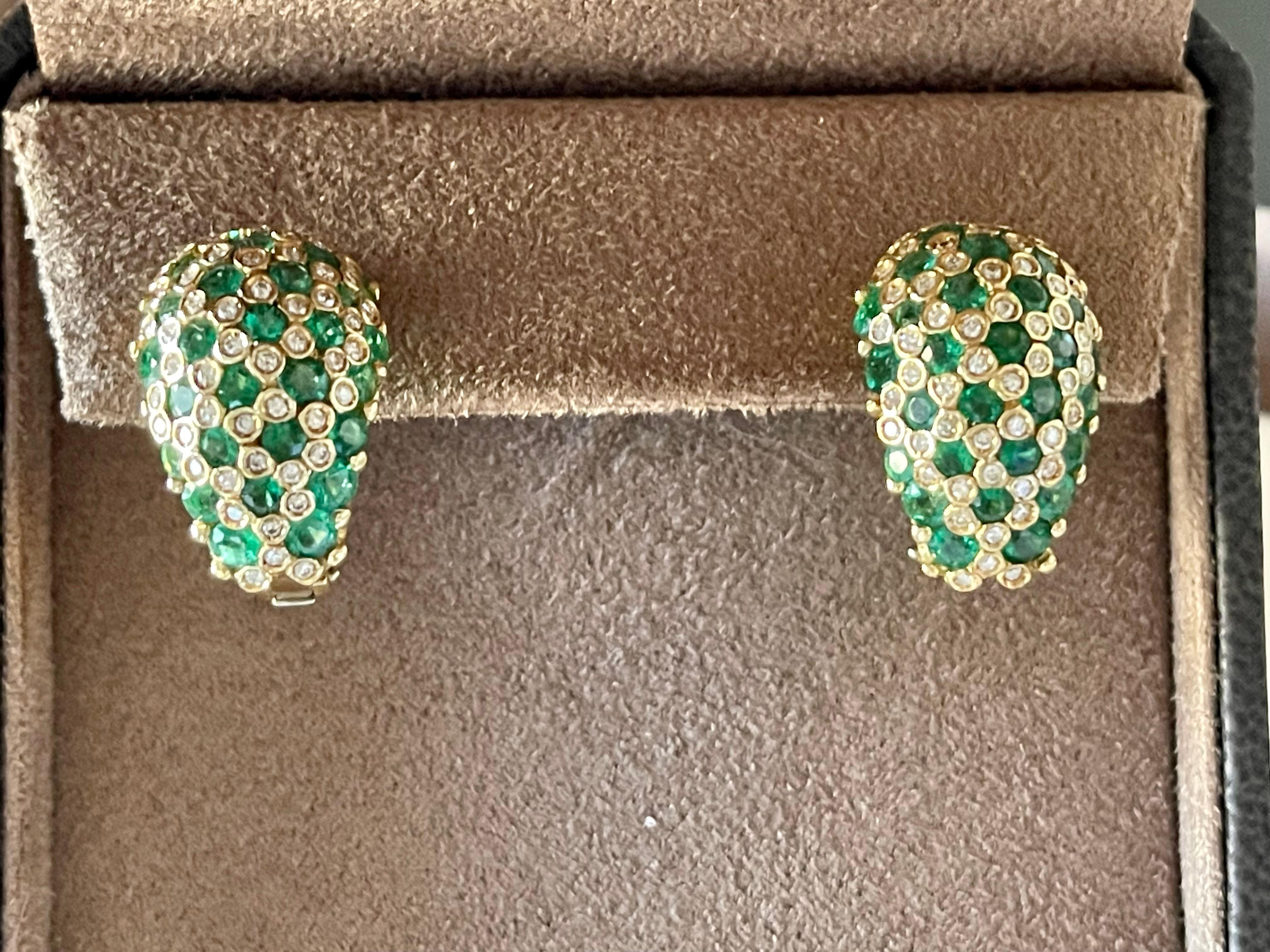 Pair of italian Vintage  18 K yellow Gold bombé Emerald Diamond earrings For Sale 8