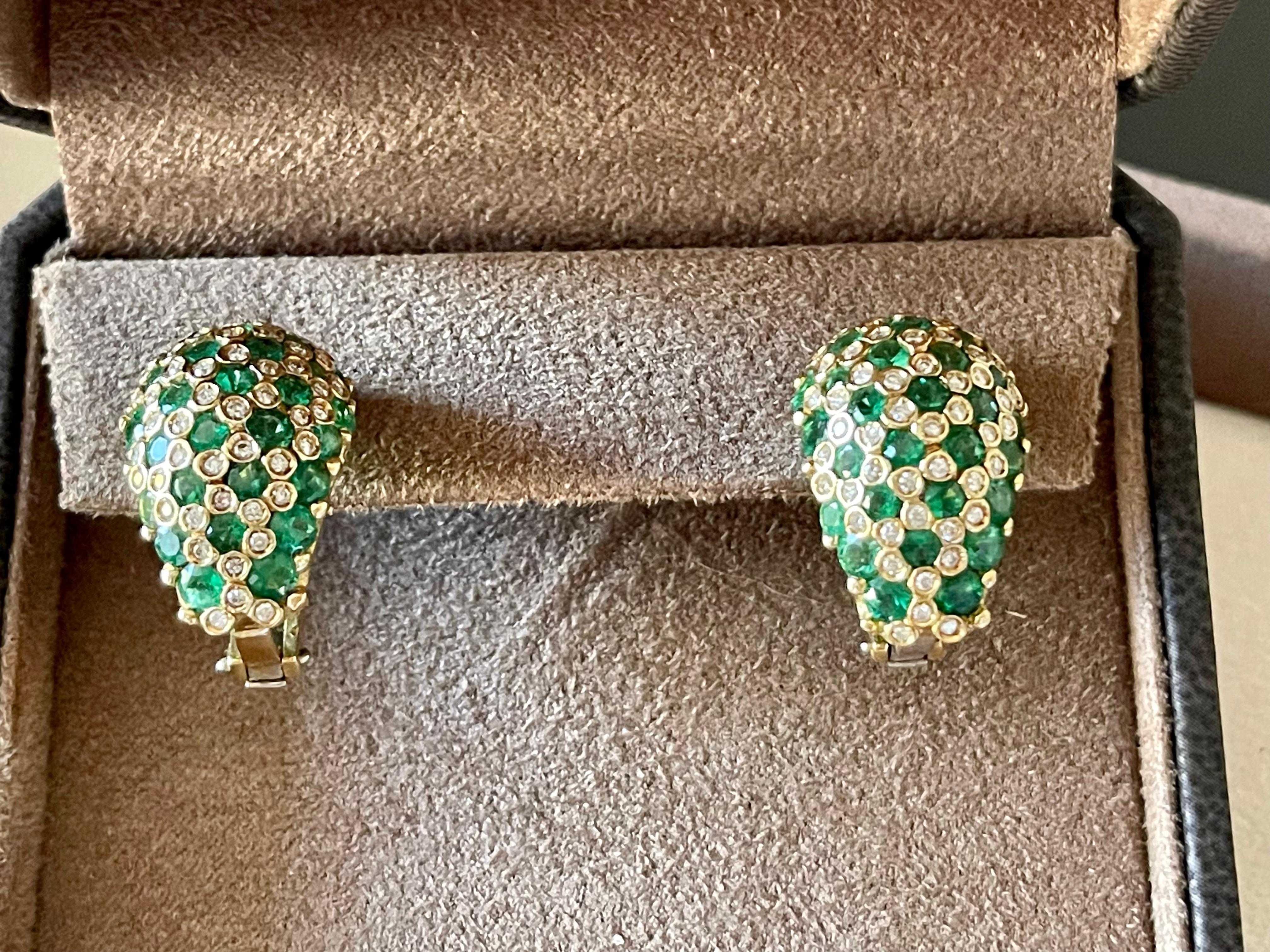 Pair of italian Vintage  18 K yellow Gold bombé Emerald Diamond earrings For Sale 9
